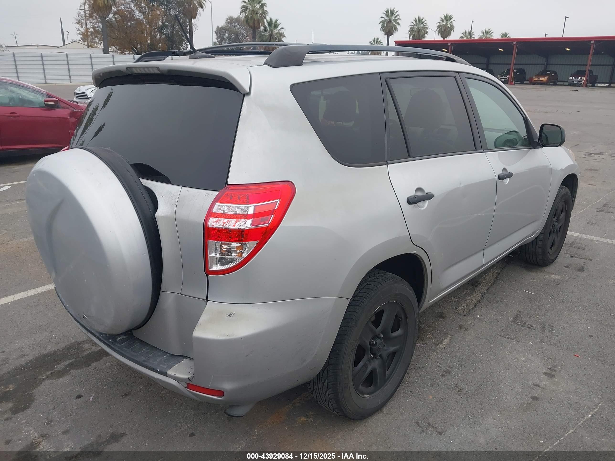 TOYOTA RAV4 image 4