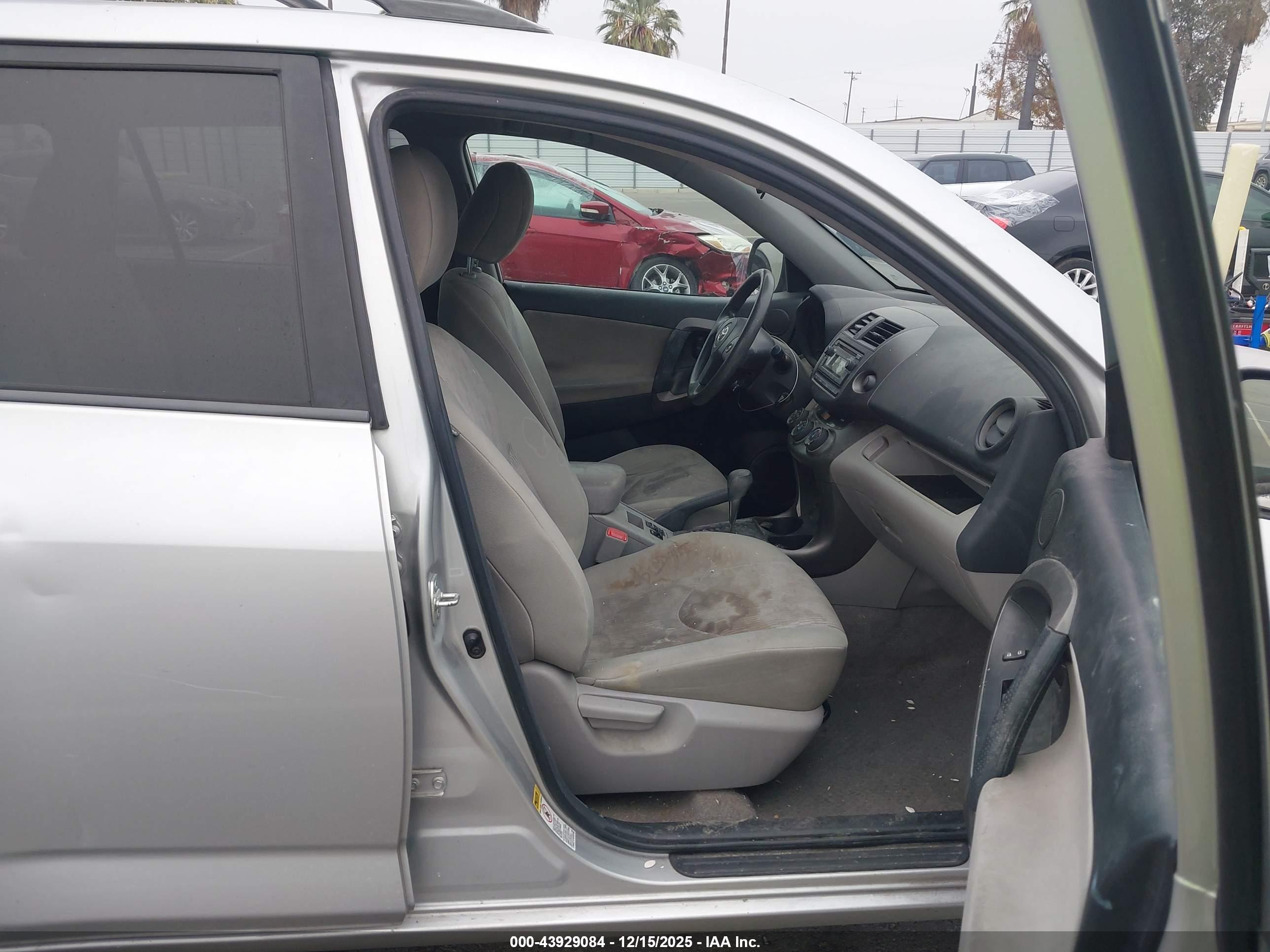 TOYOTA RAV4 image 5