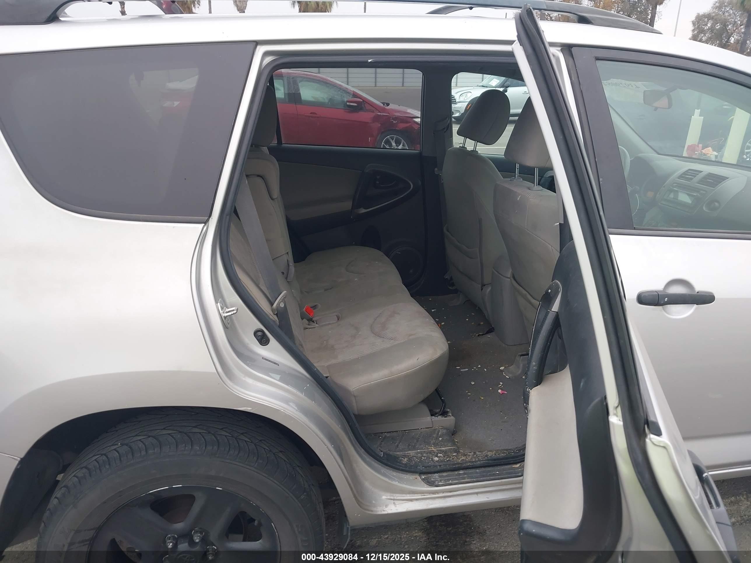 TOYOTA RAV4 image 8