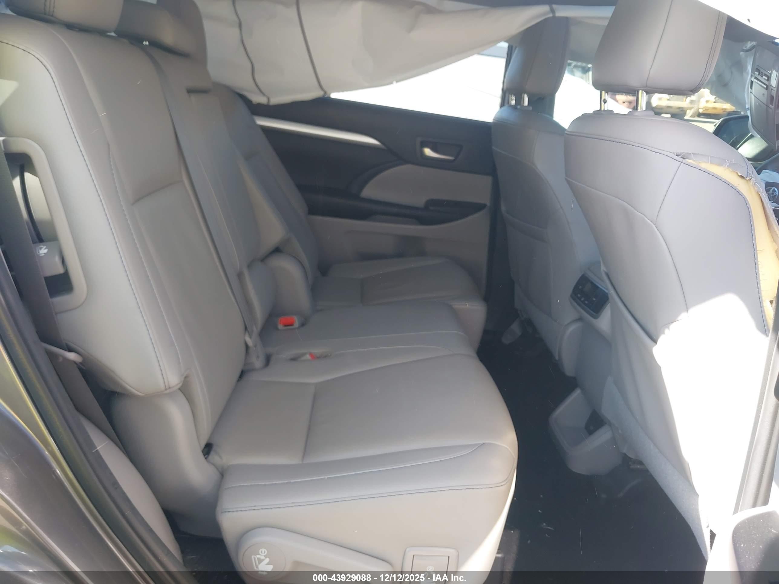 TOYOTA HIGHLANDER image 8
