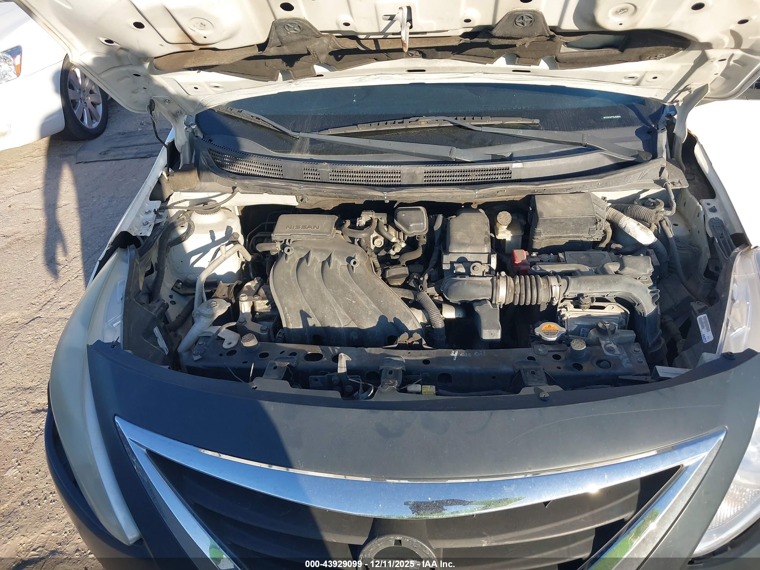 NISSAN VERSA image 10