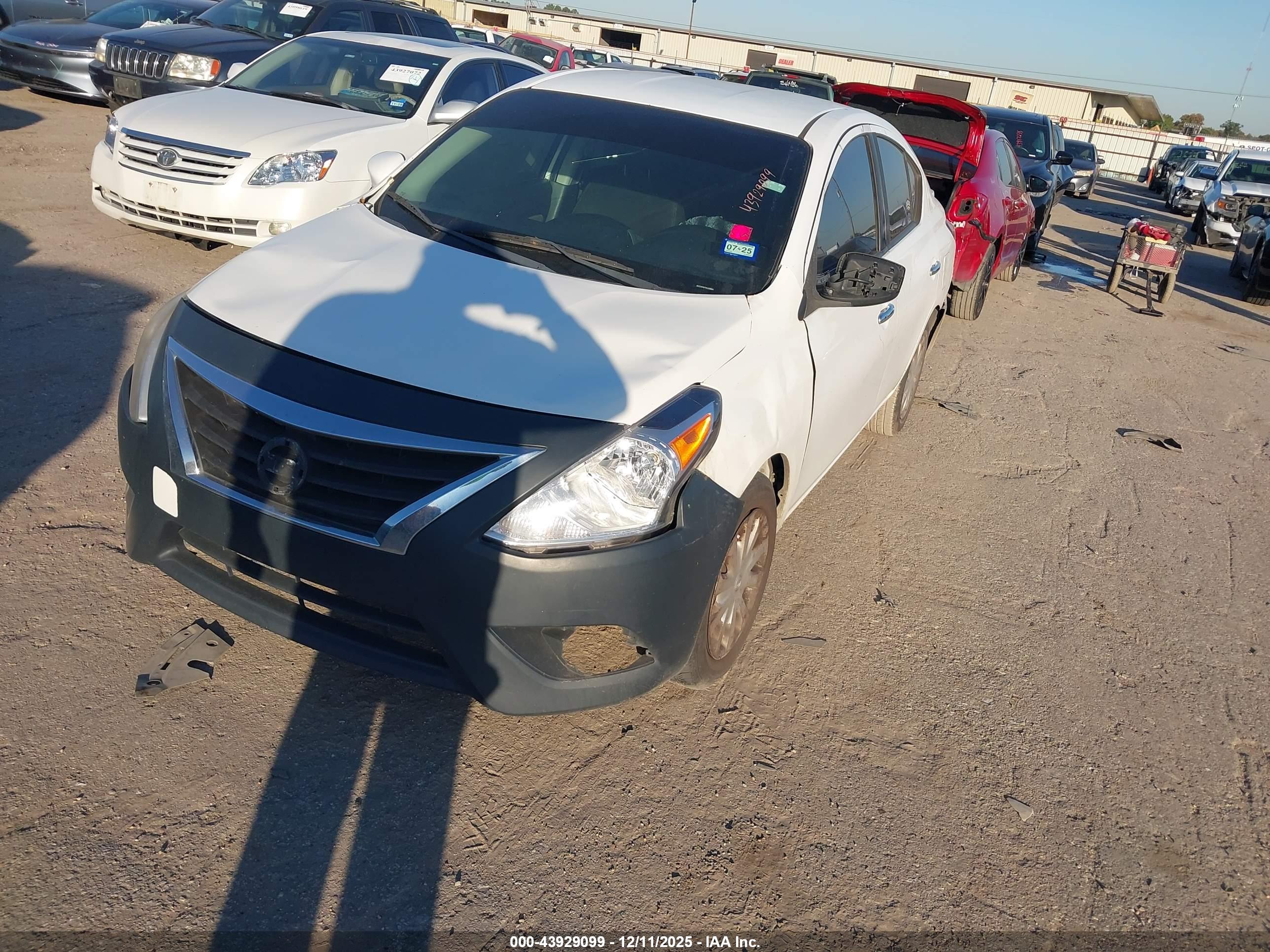 NISSAN VERSA image 2