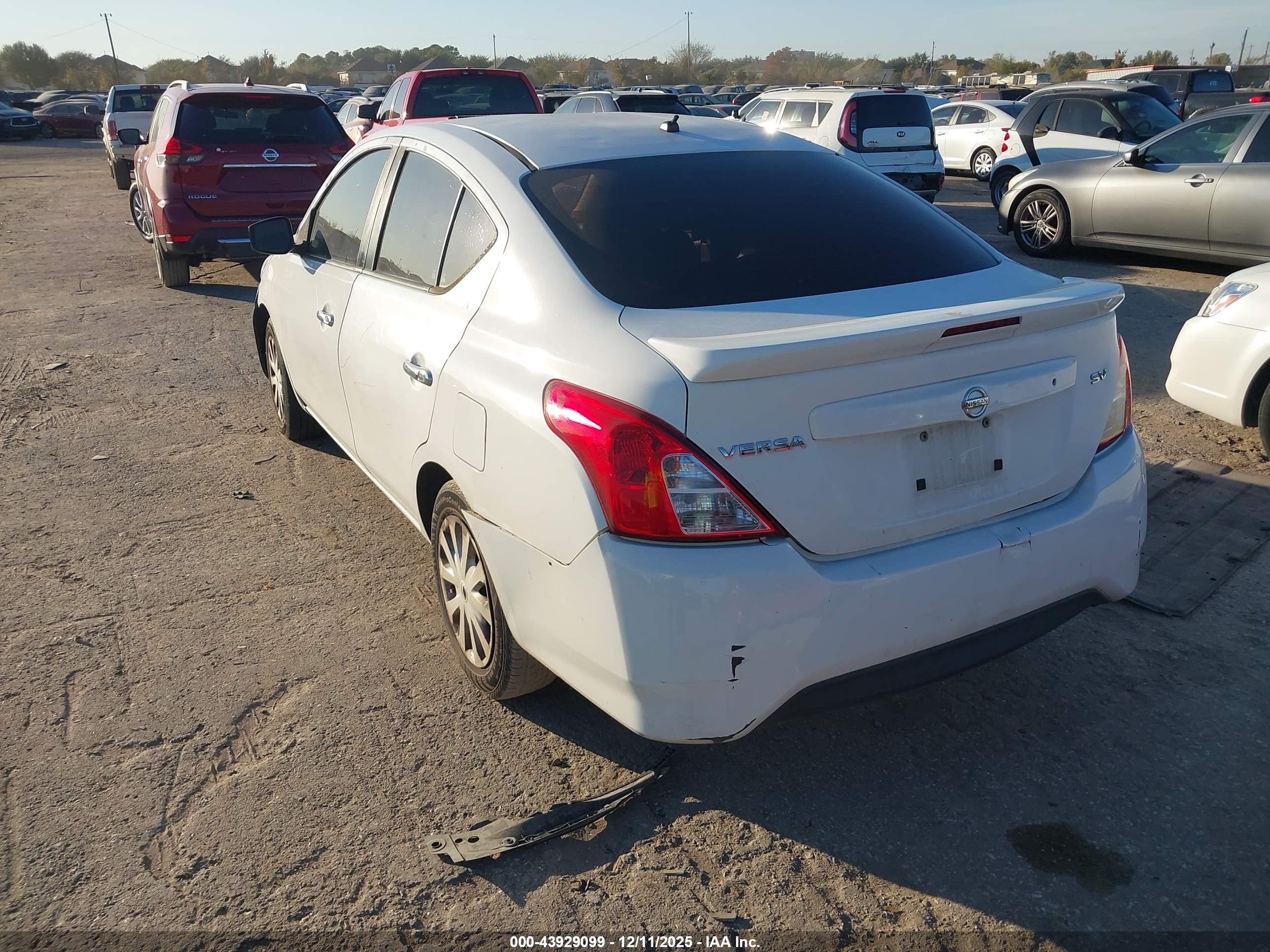 NISSAN VERSA image 3