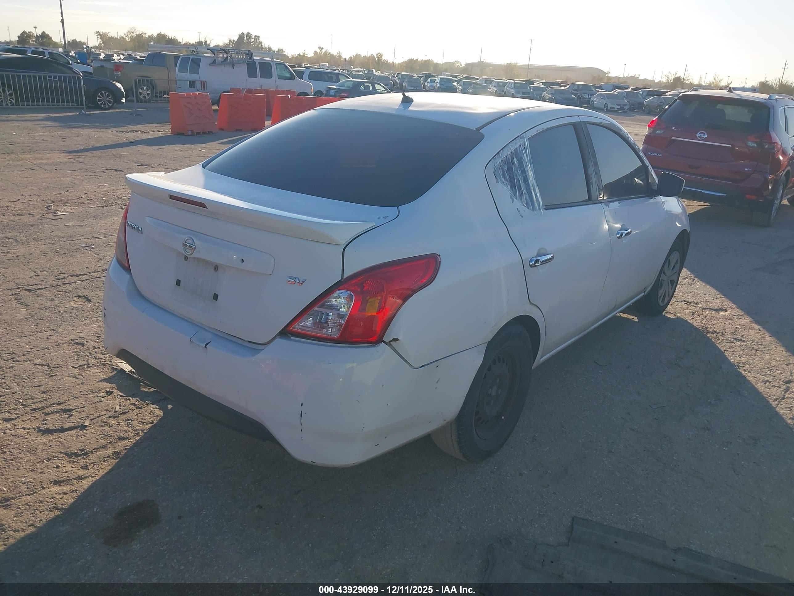 NISSAN VERSA image 4