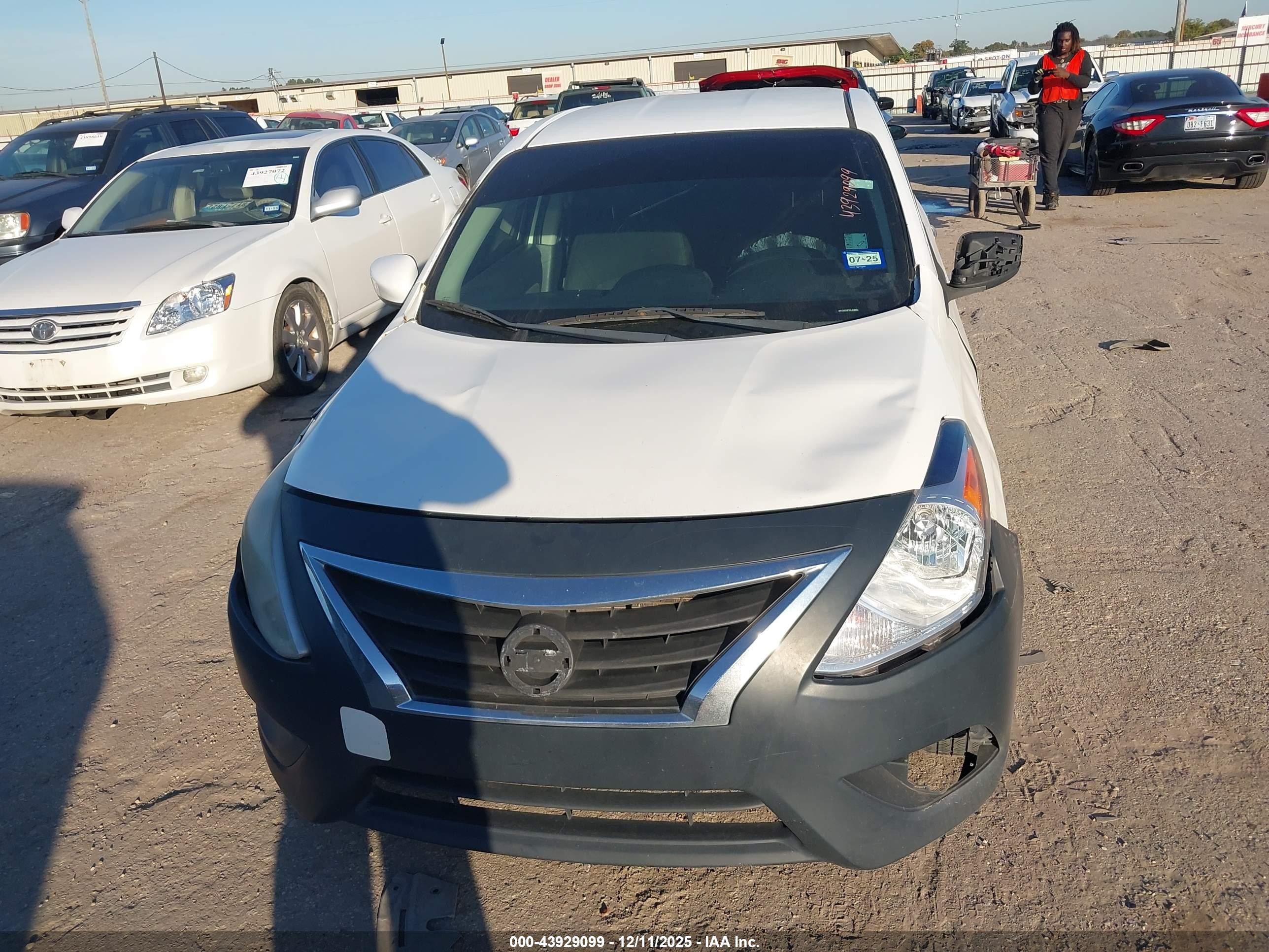 NISSAN VERSA image 6