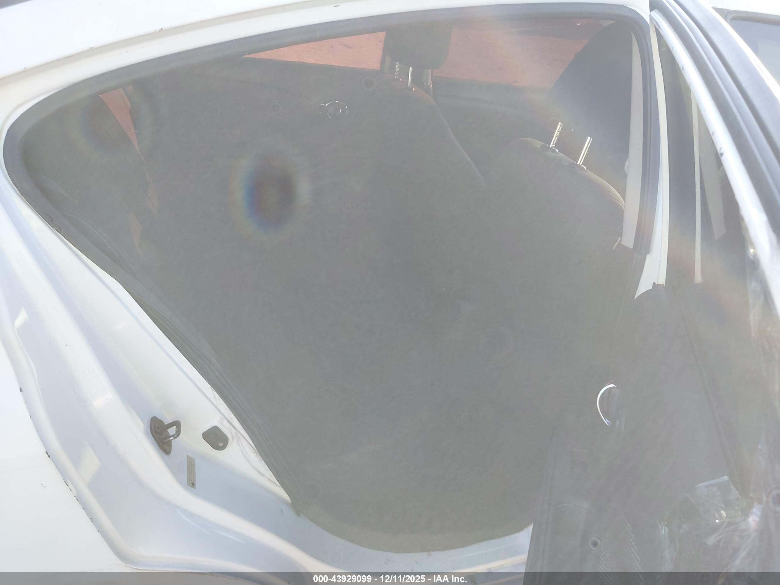 NISSAN VERSA image 8