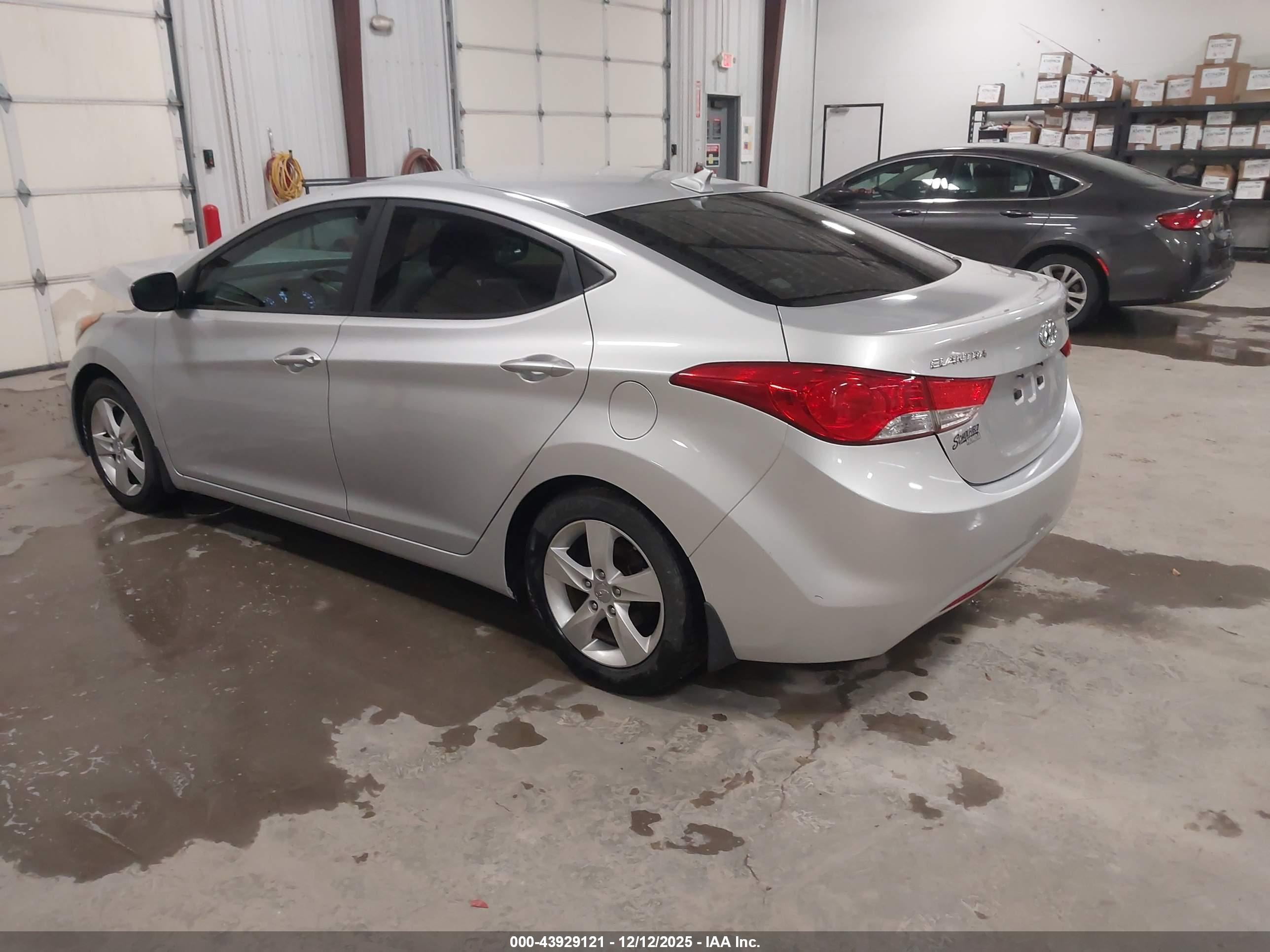 HYUNDAI ELANTRA image 3