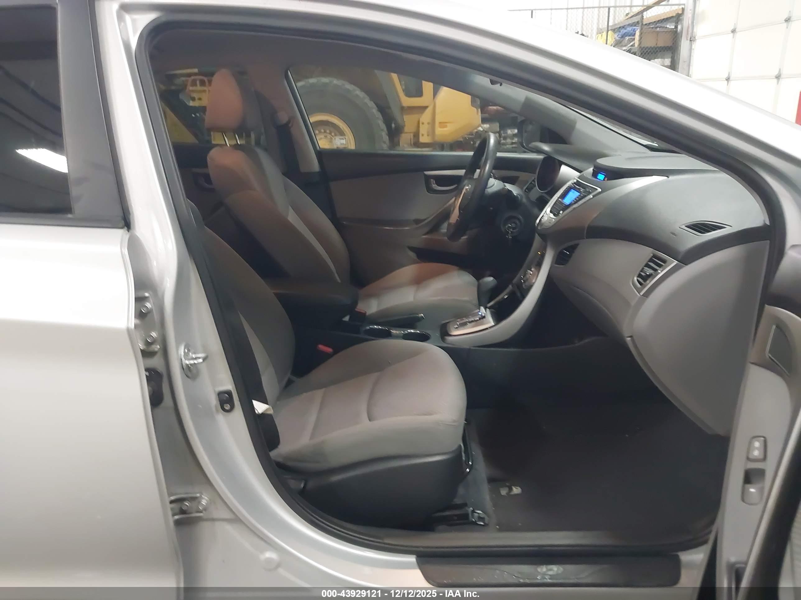 HYUNDAI ELANTRA image 5