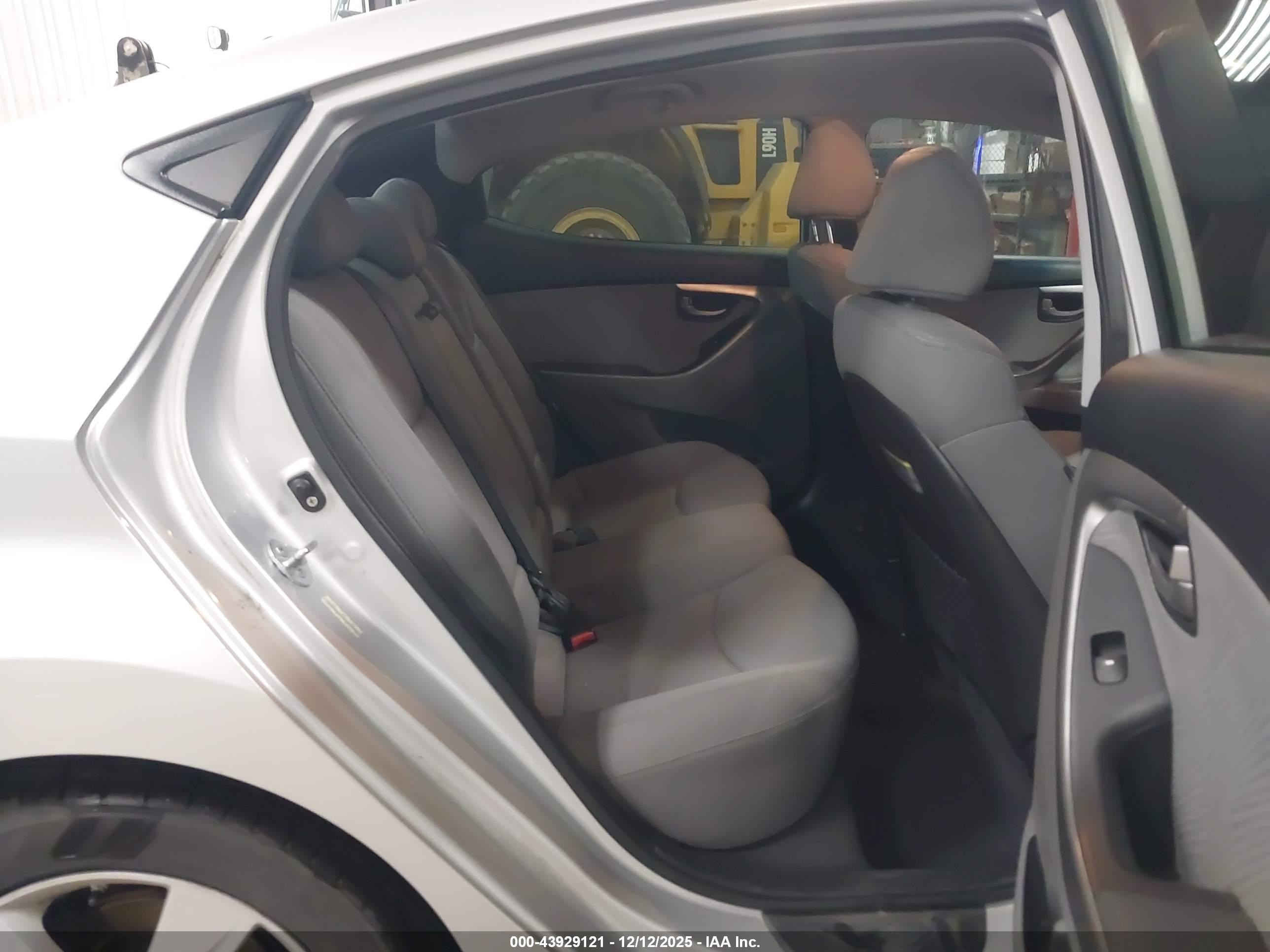 HYUNDAI ELANTRA image 8