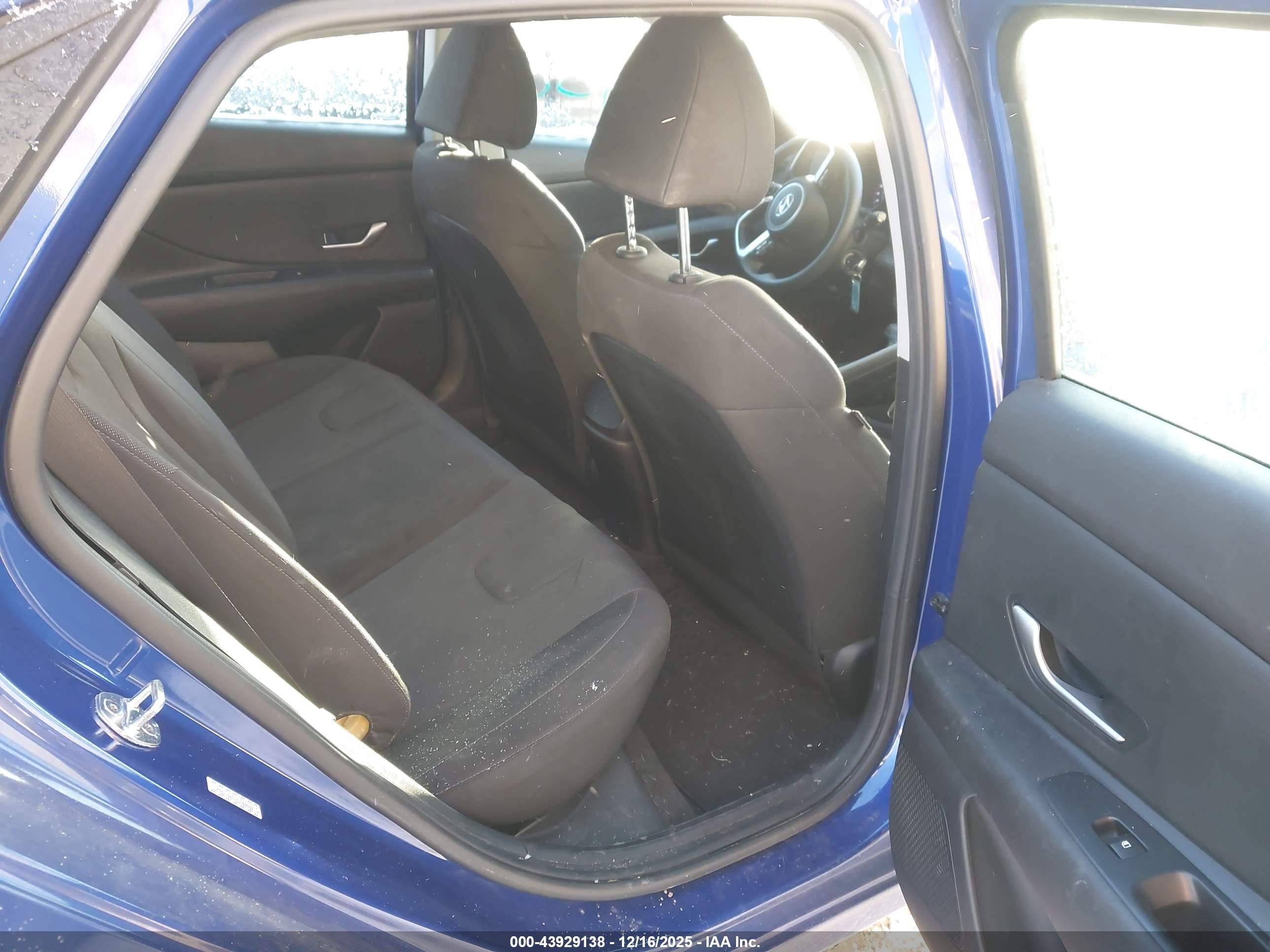 HYUNDAI ELANTRA image 8