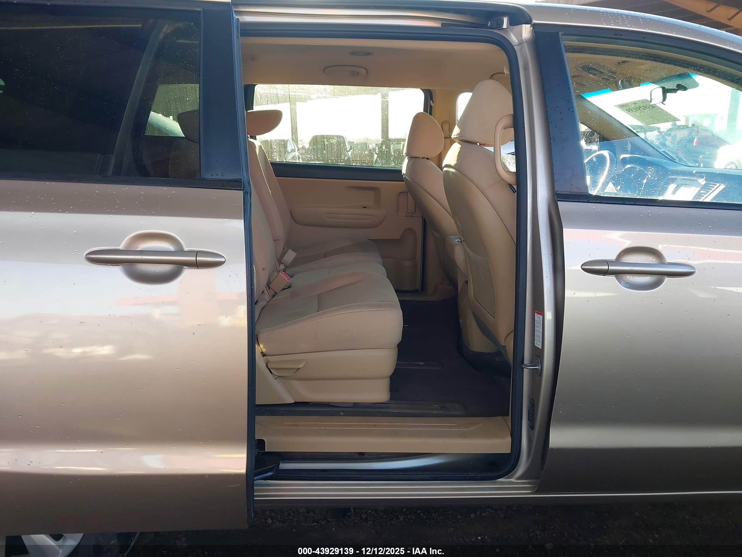 KIA SEDONA image 8
