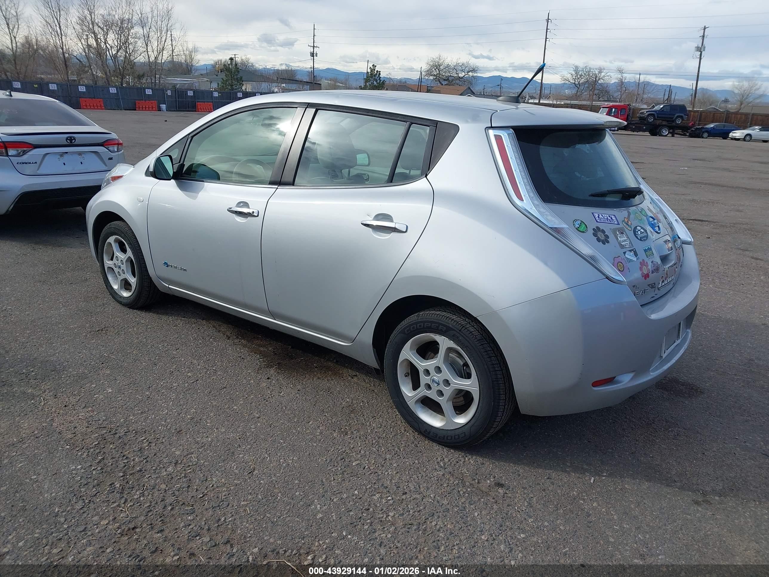 NISSAN LEAF image 3