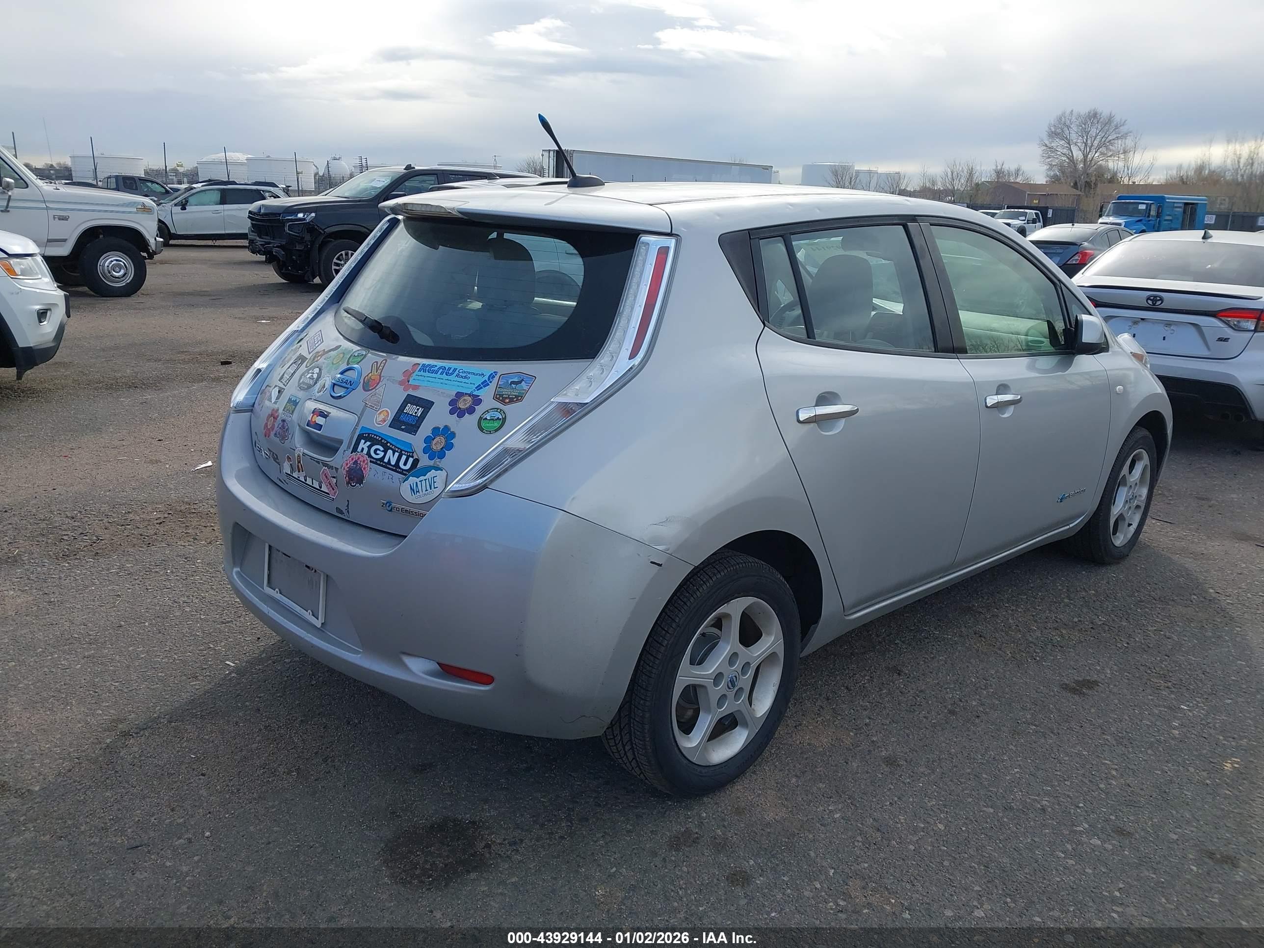 NISSAN LEAF image 4