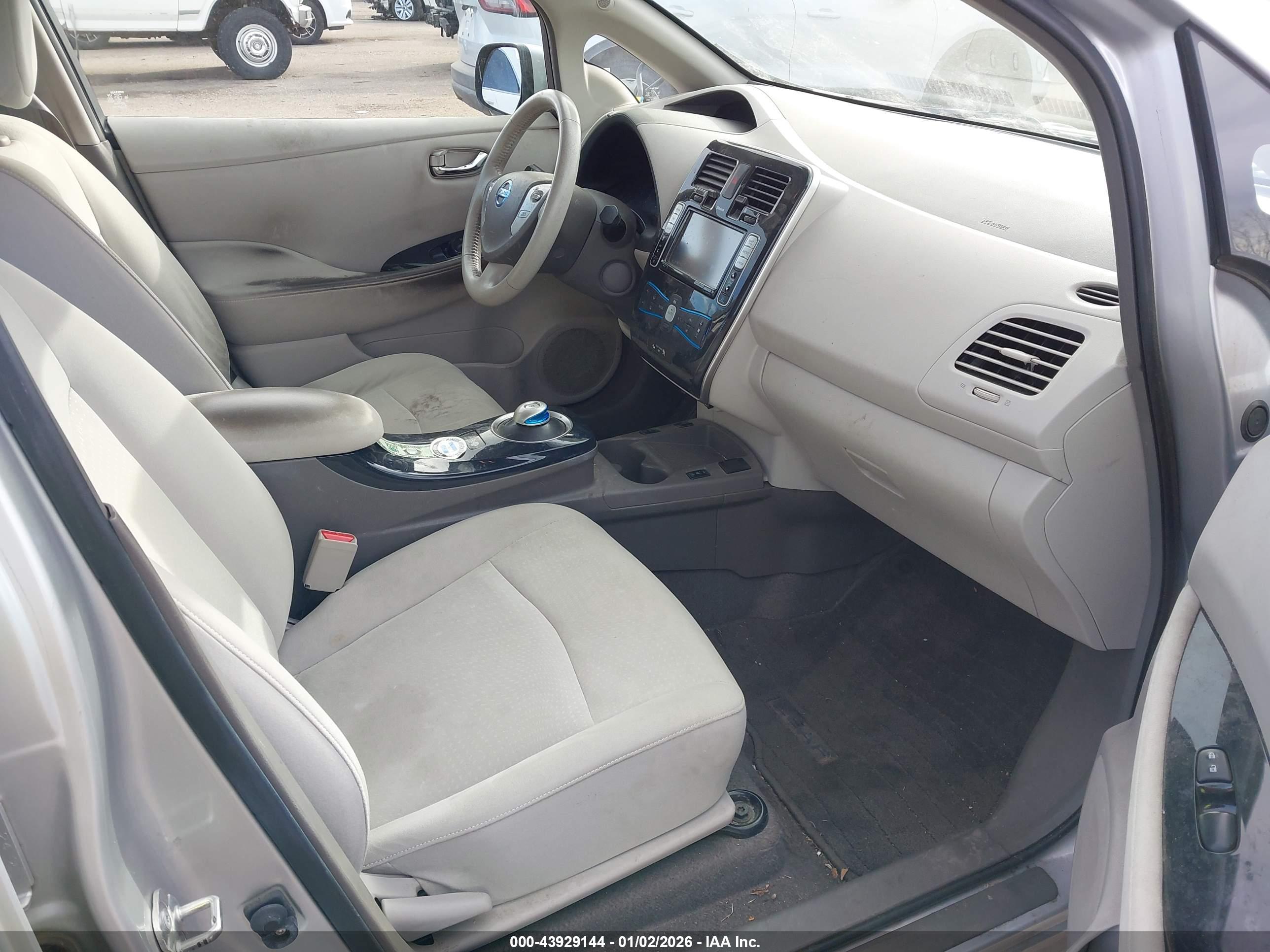 NISSAN LEAF image 5