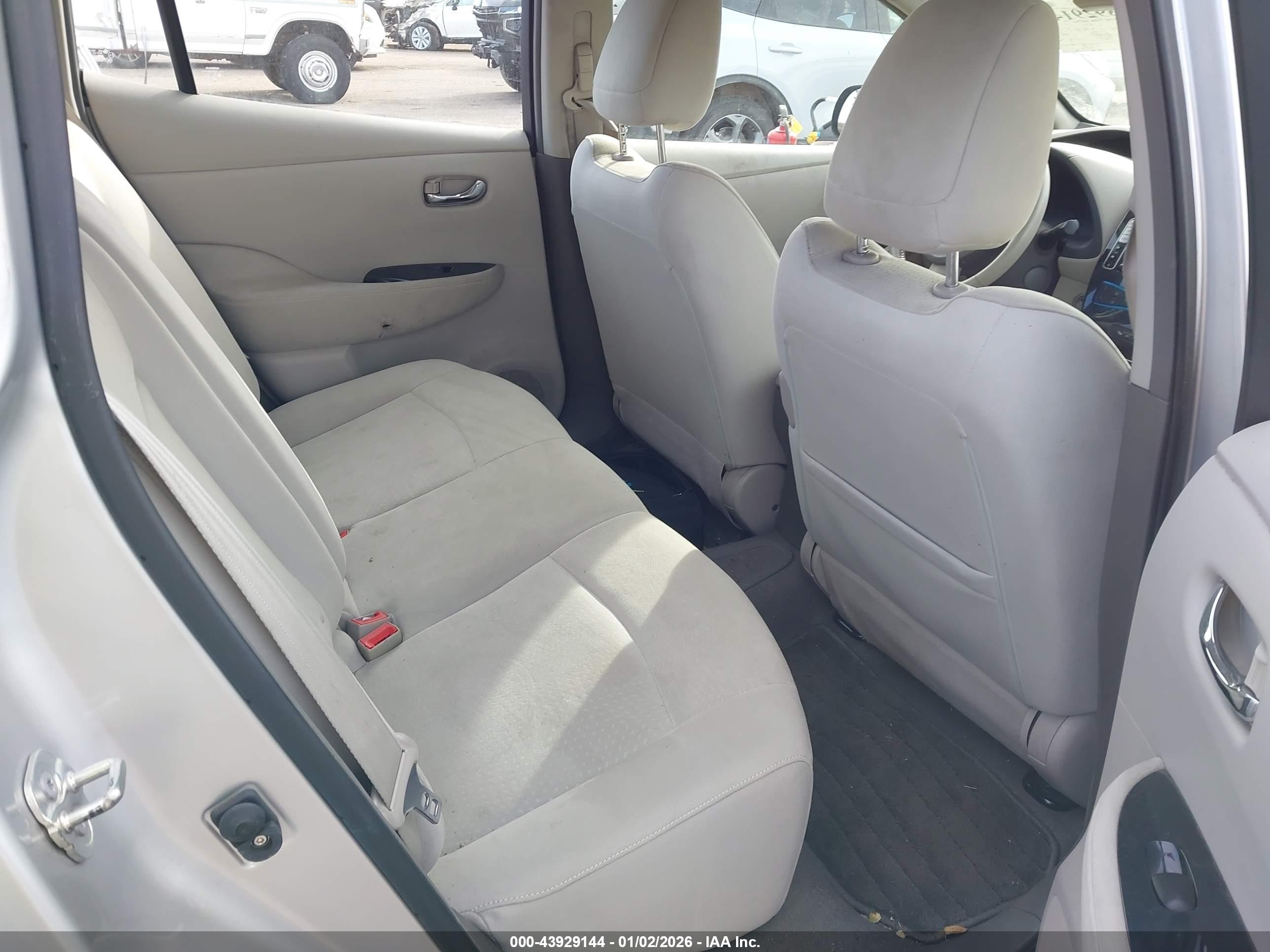 NISSAN LEAF image 8