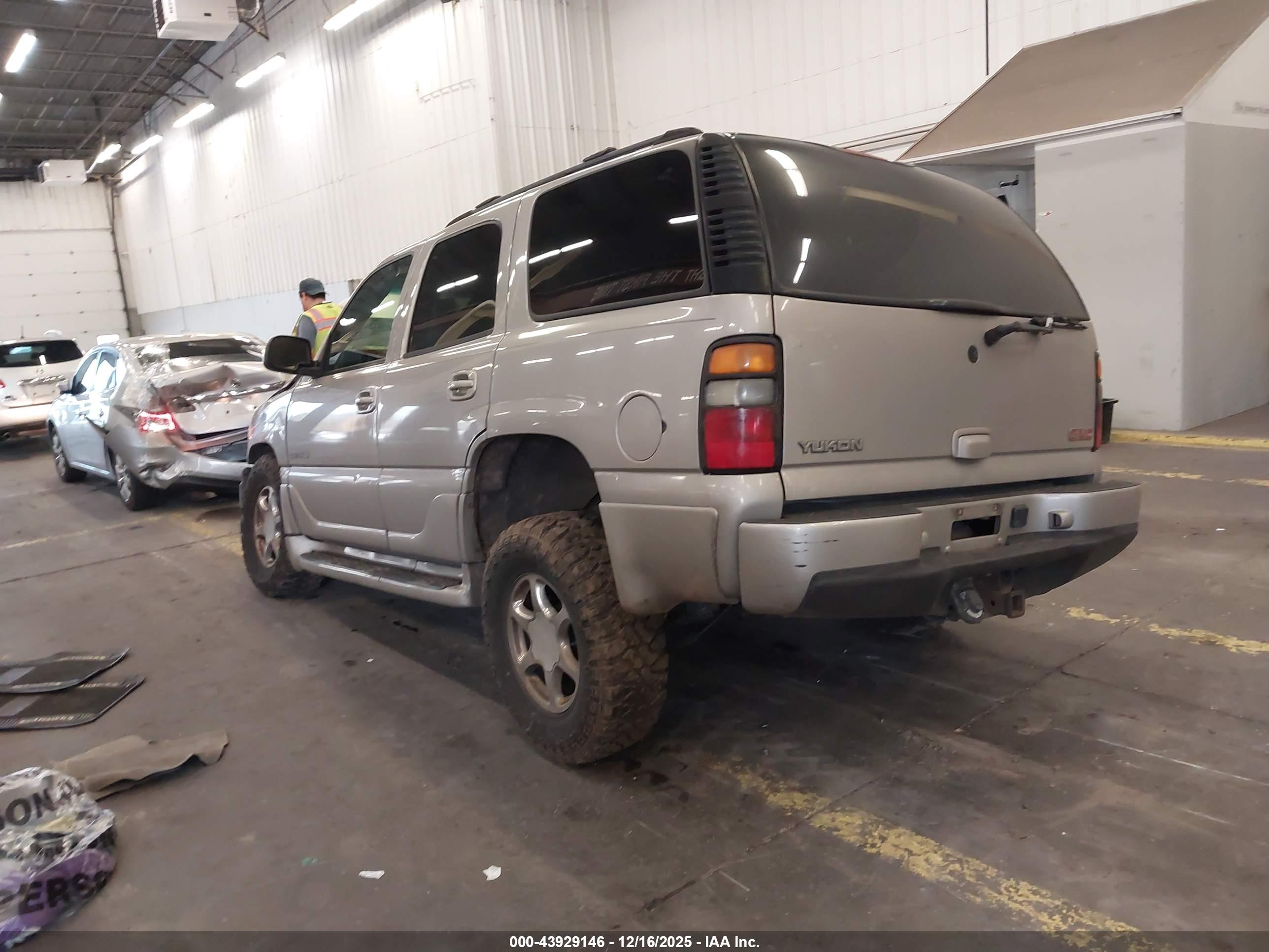 GMC YUKON image 3
