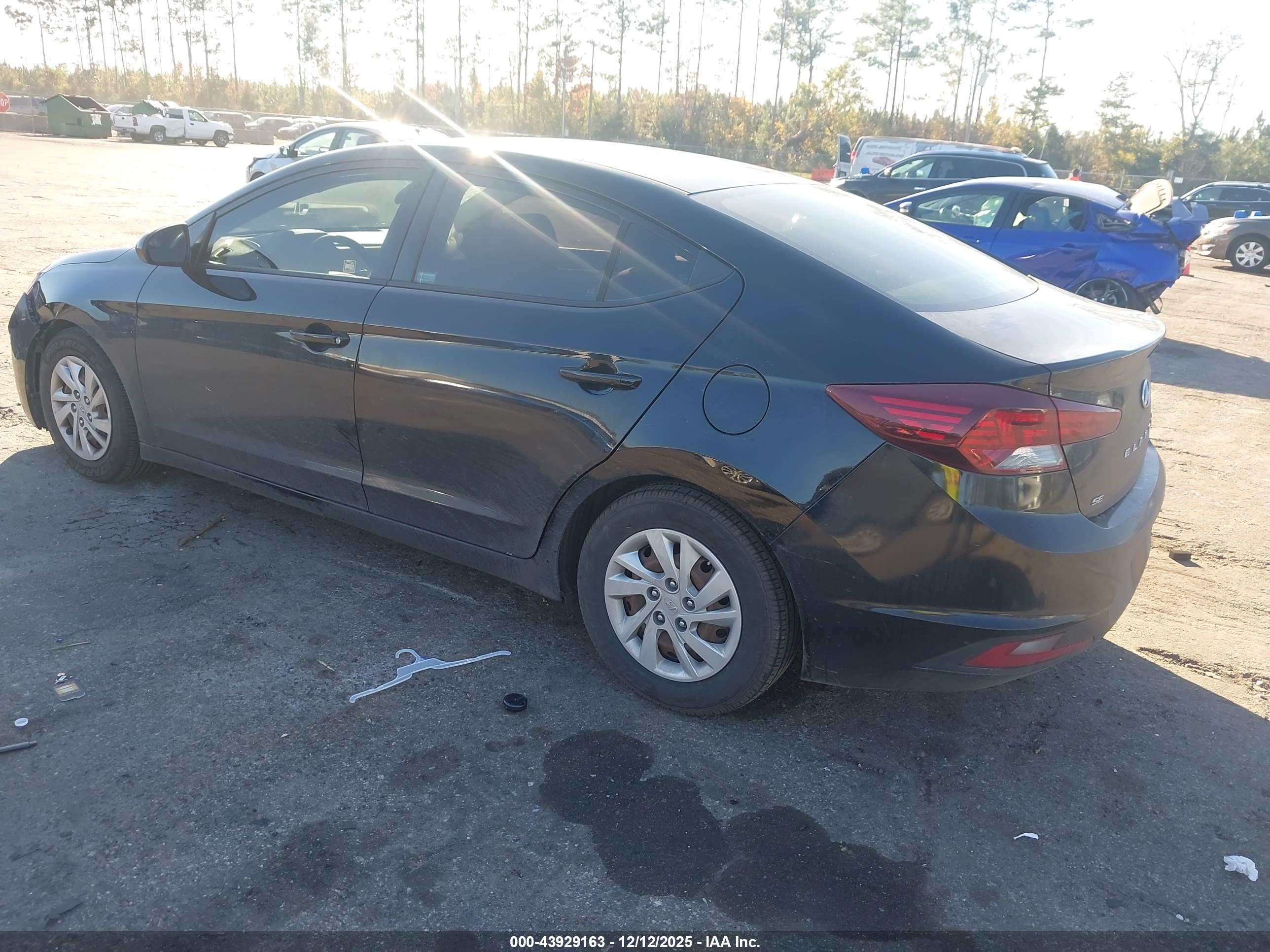 HYUNDAI ELANTRA image 3