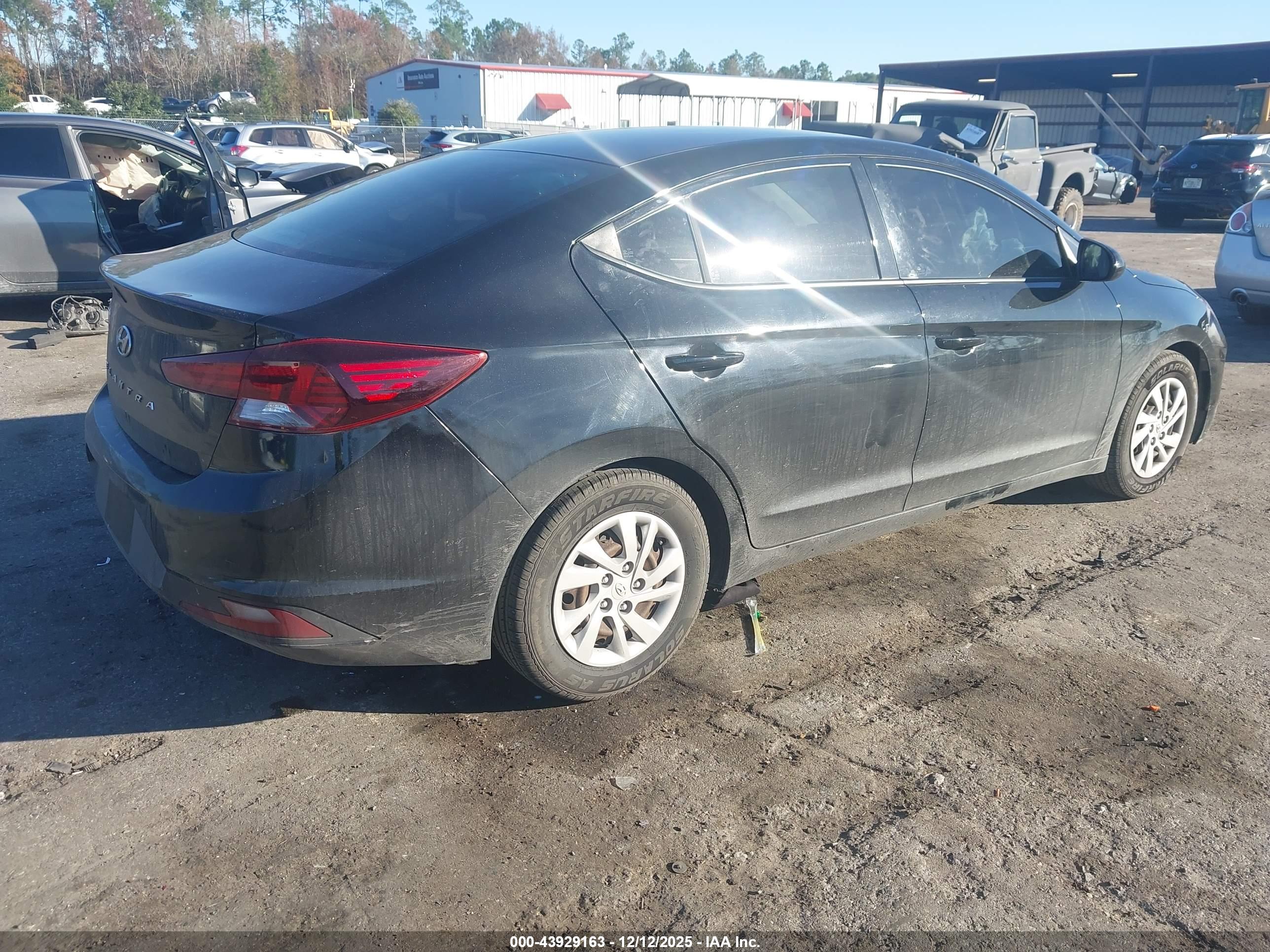 HYUNDAI ELANTRA image 4