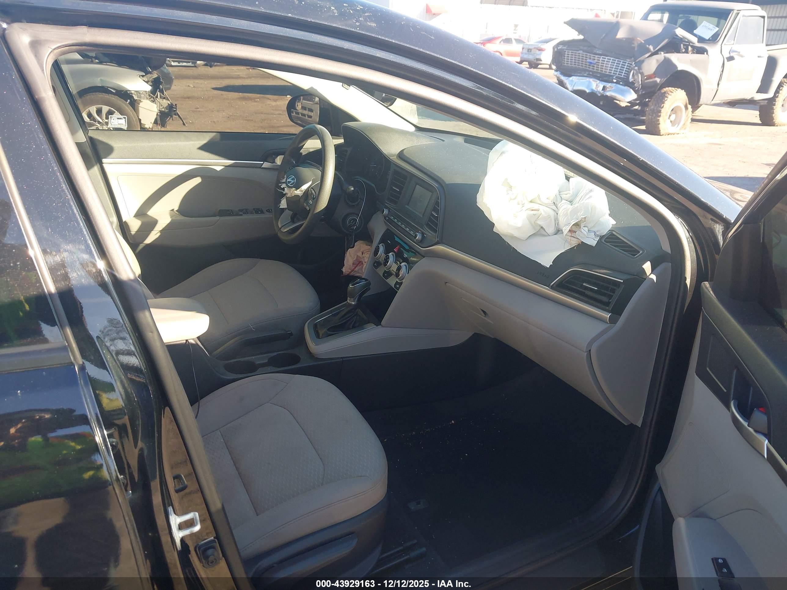 HYUNDAI ELANTRA image 5