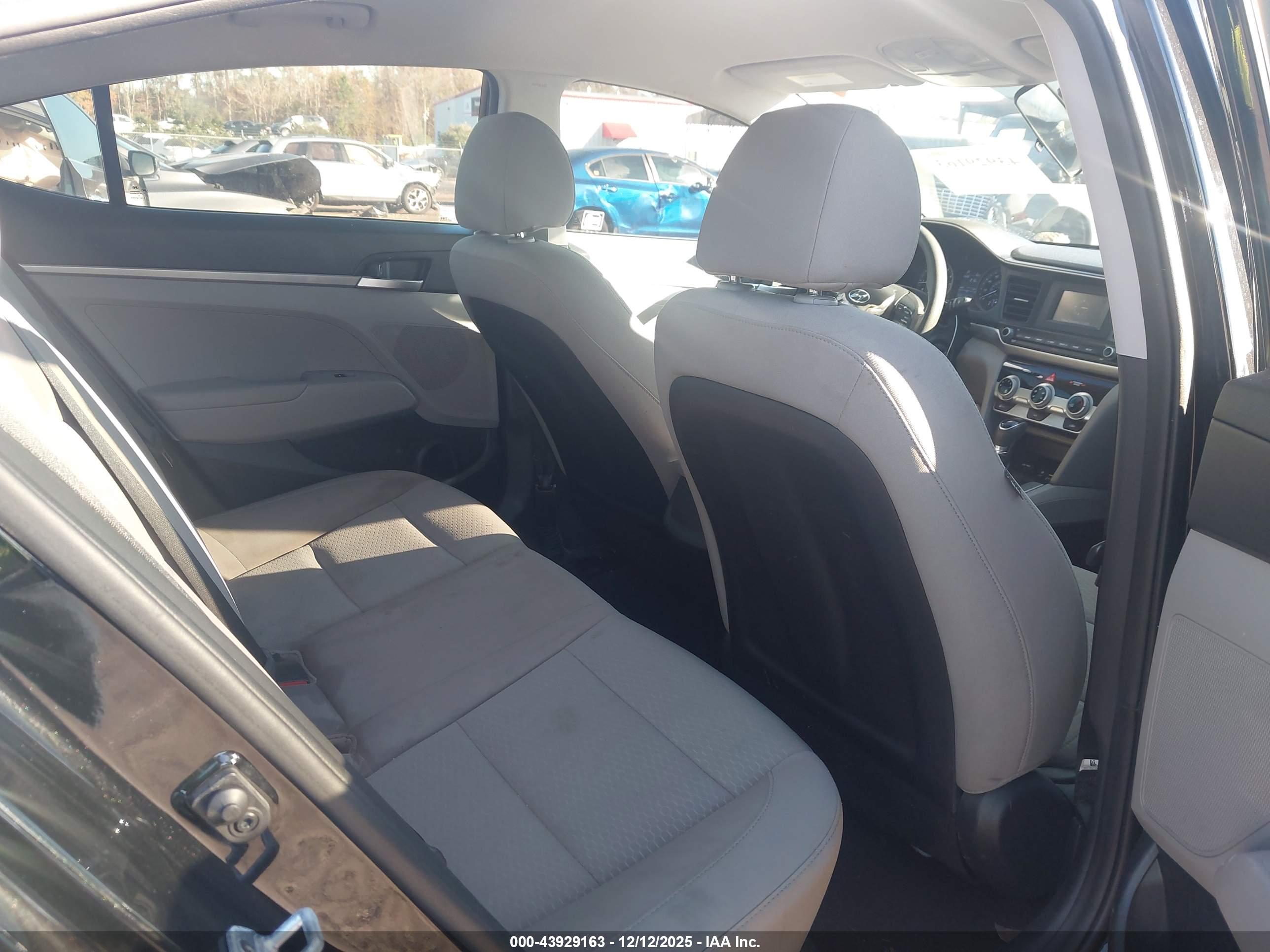 HYUNDAI ELANTRA image 8
