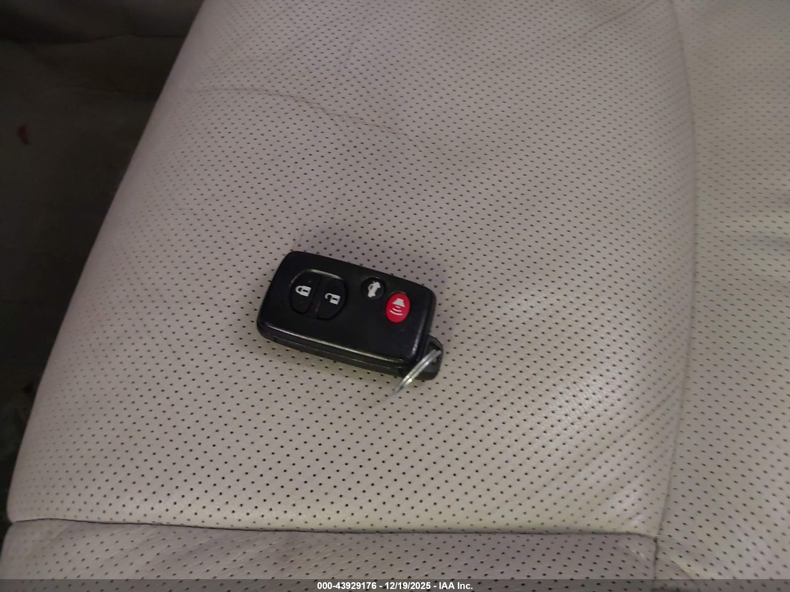 TOYOTA AVALON image 11