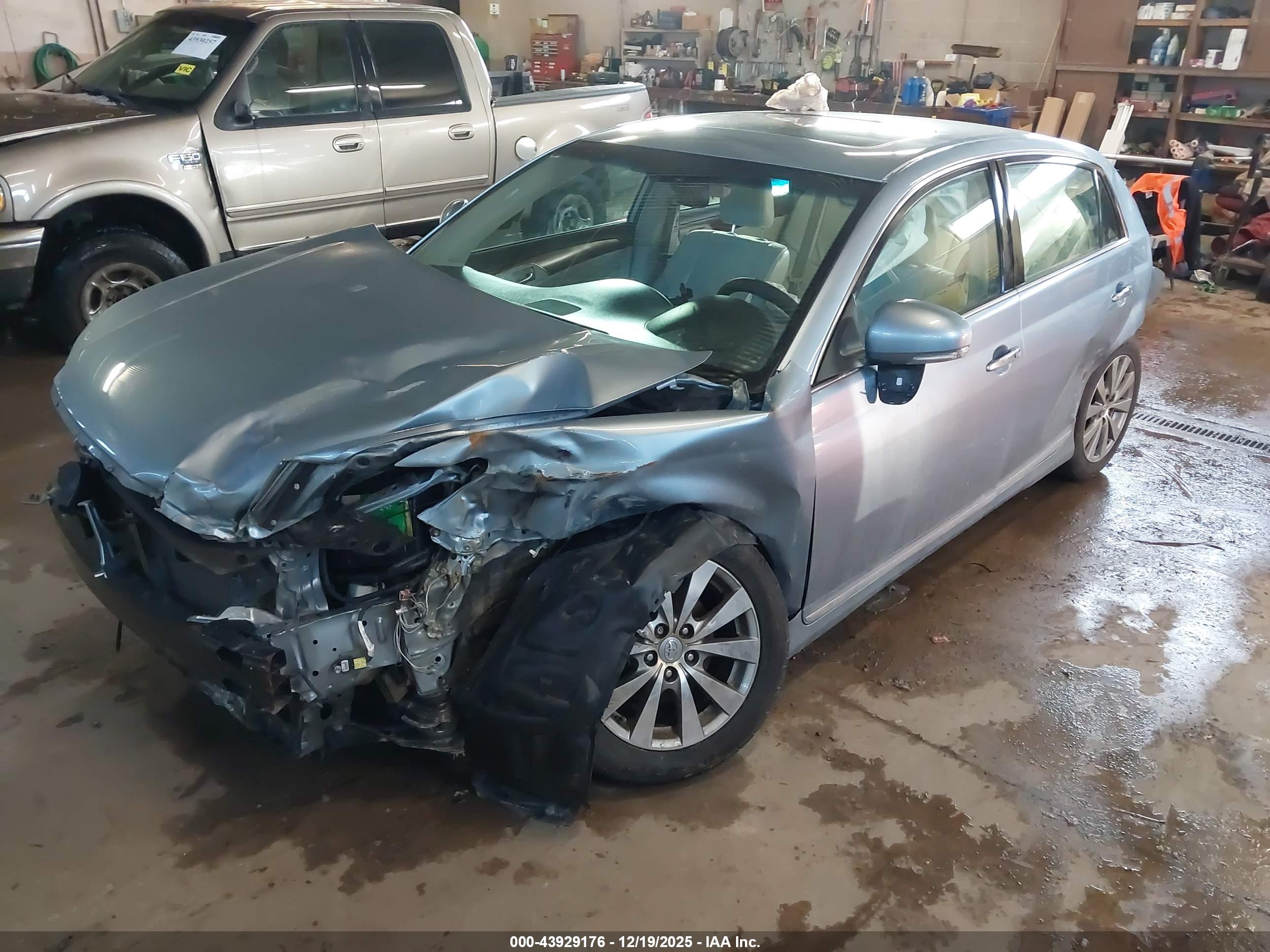 TOYOTA AVALON image 2