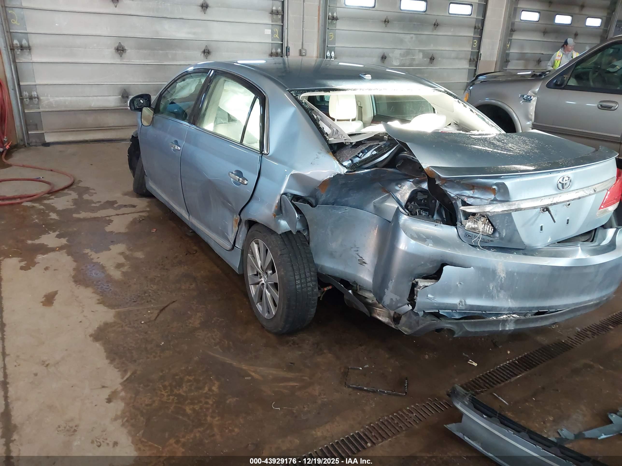 TOYOTA AVALON image 3