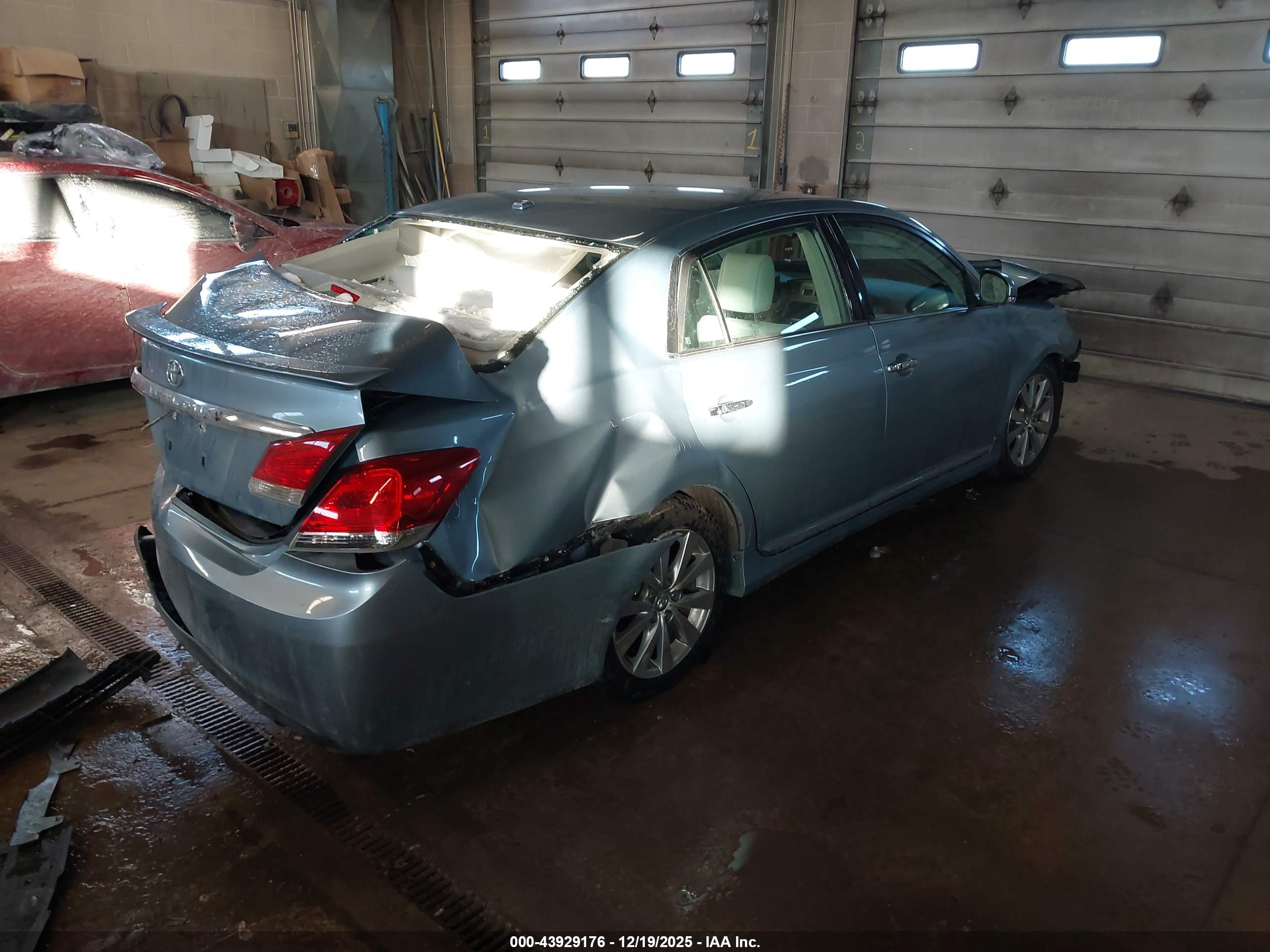 TOYOTA AVALON image 4