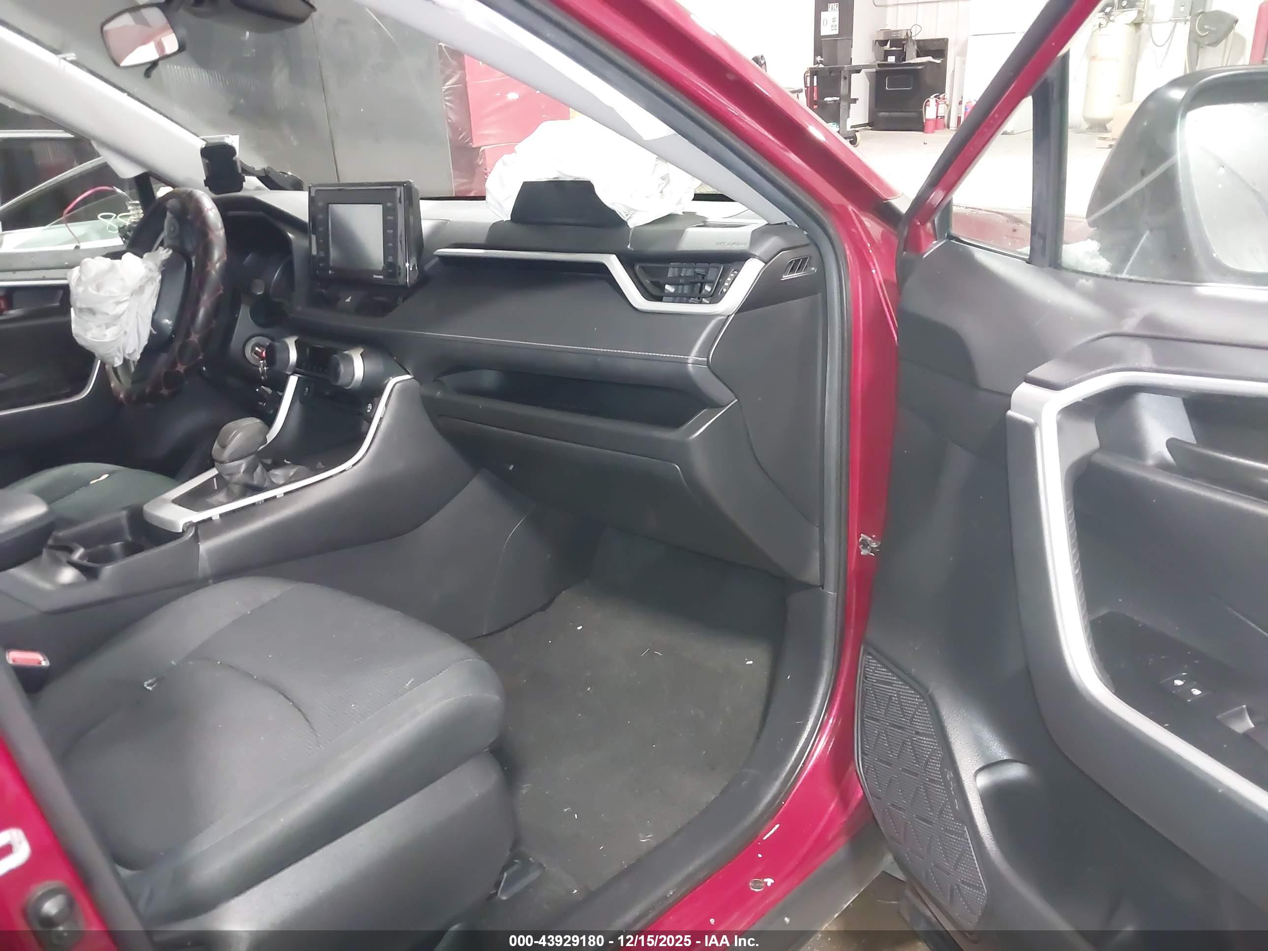 TOYOTA RAV4 image 5
