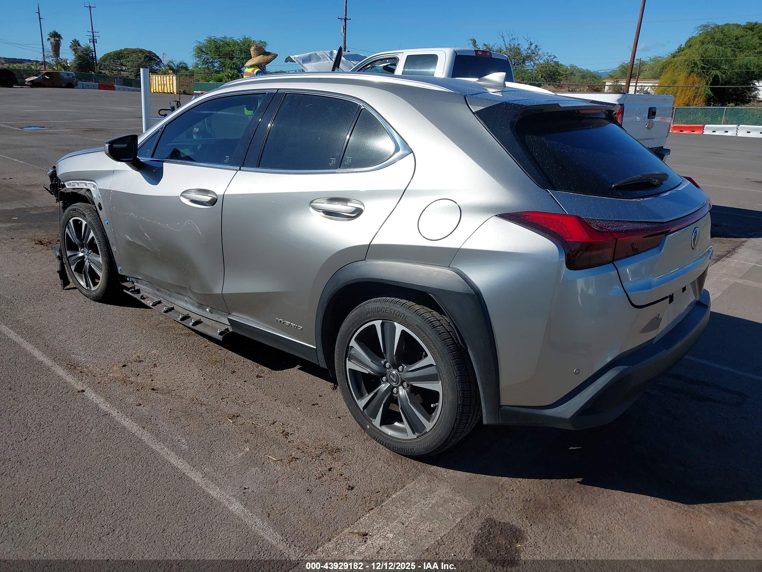 LEXUS UX image 3
