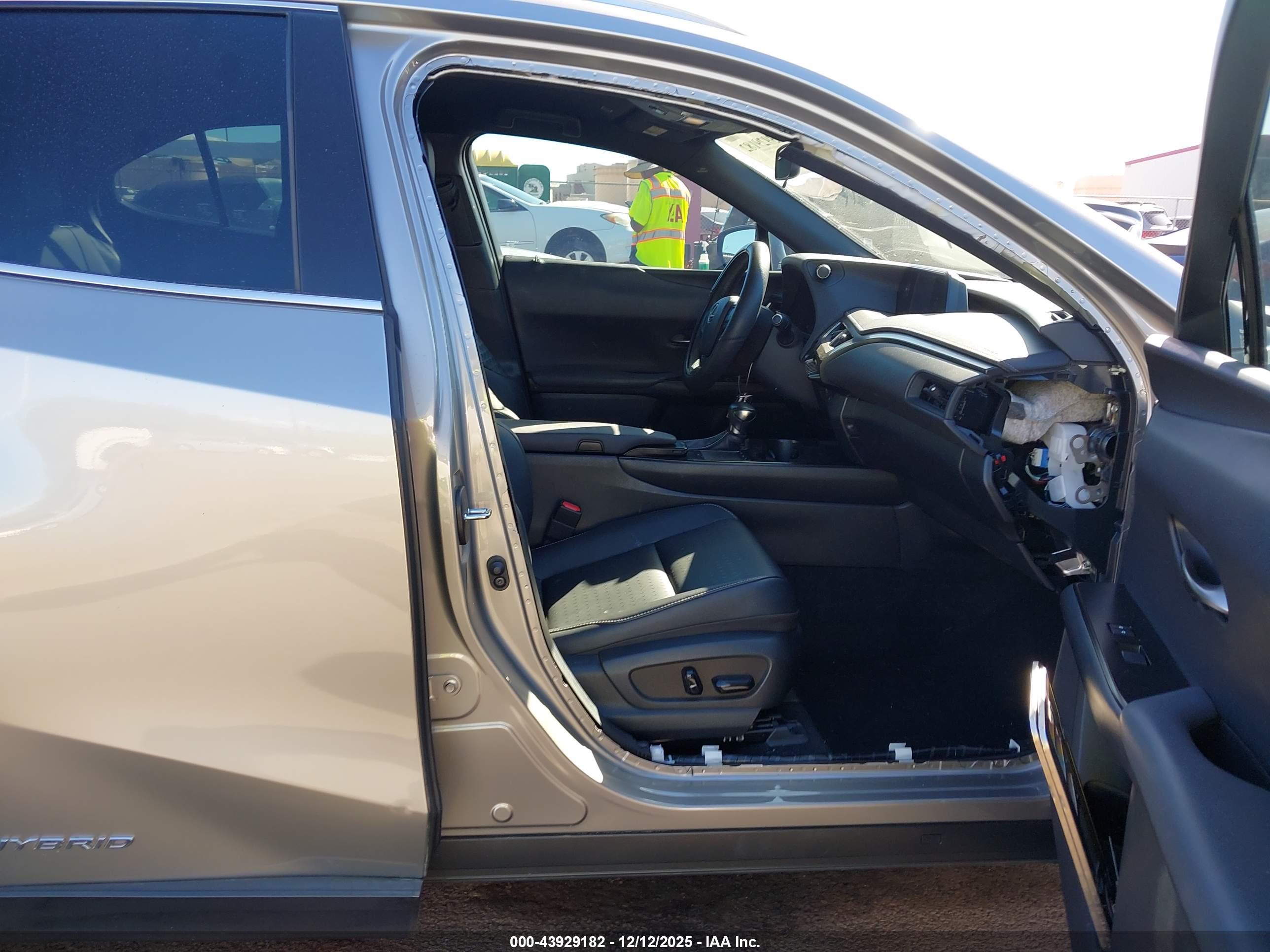 LEXUS UX image 5