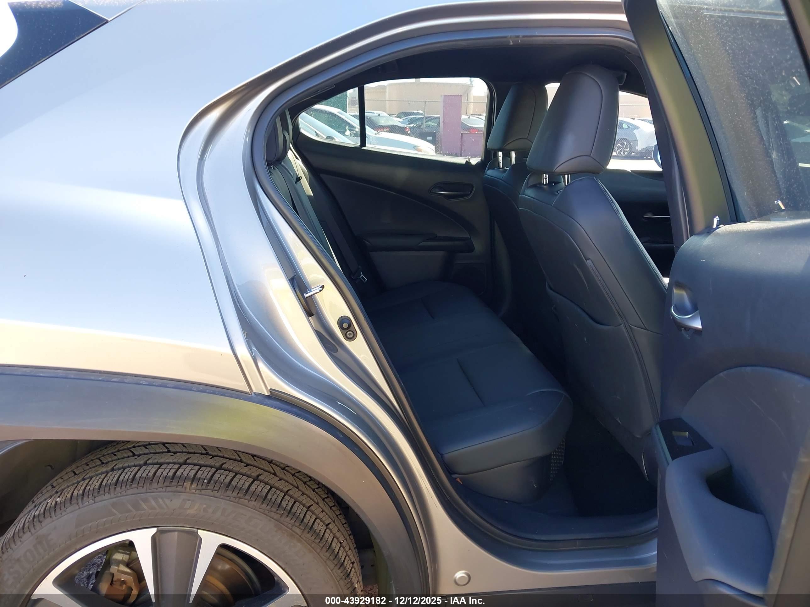 LEXUS UX image 8