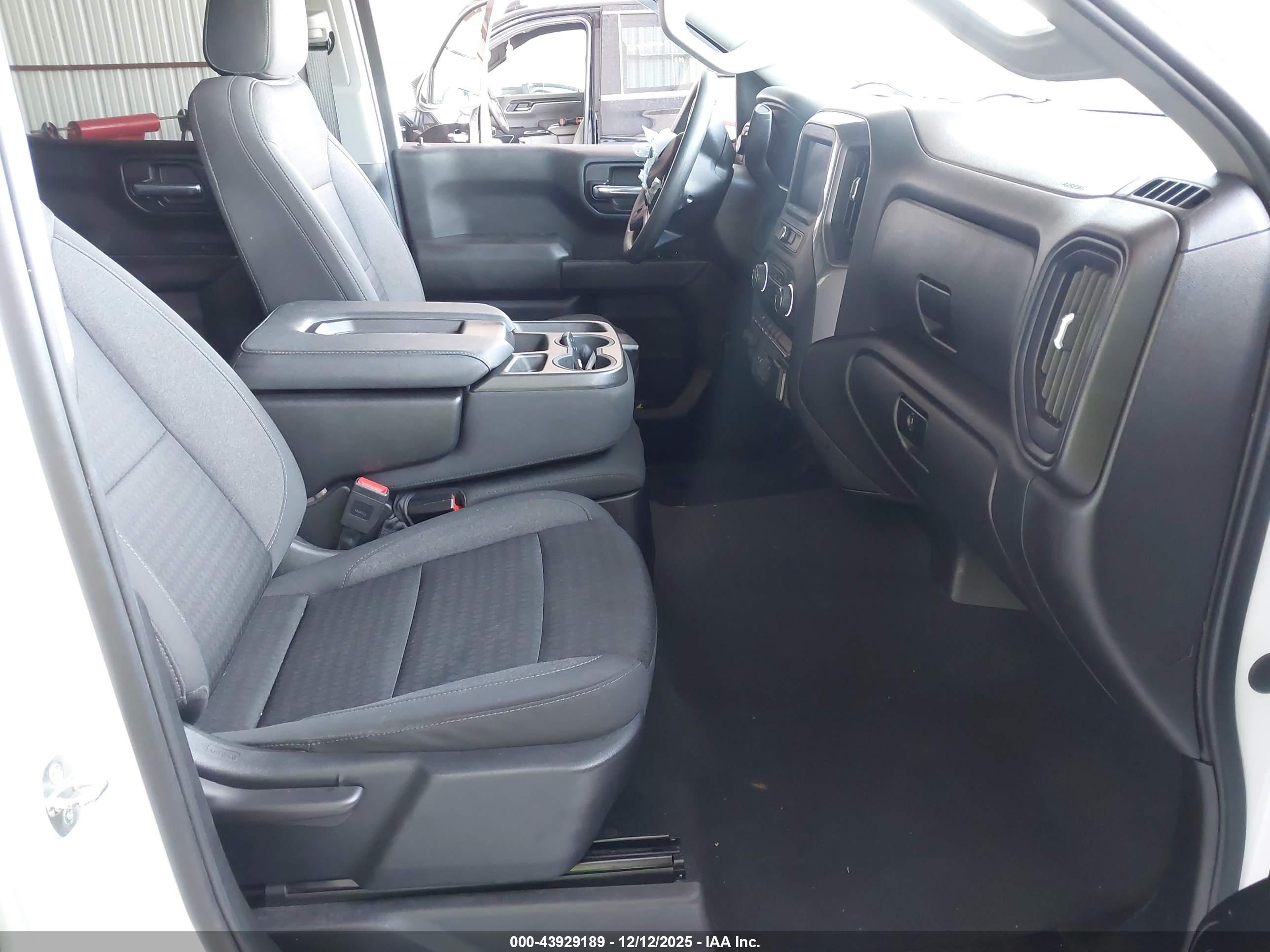 CHEVROLET SILVERADO image 5