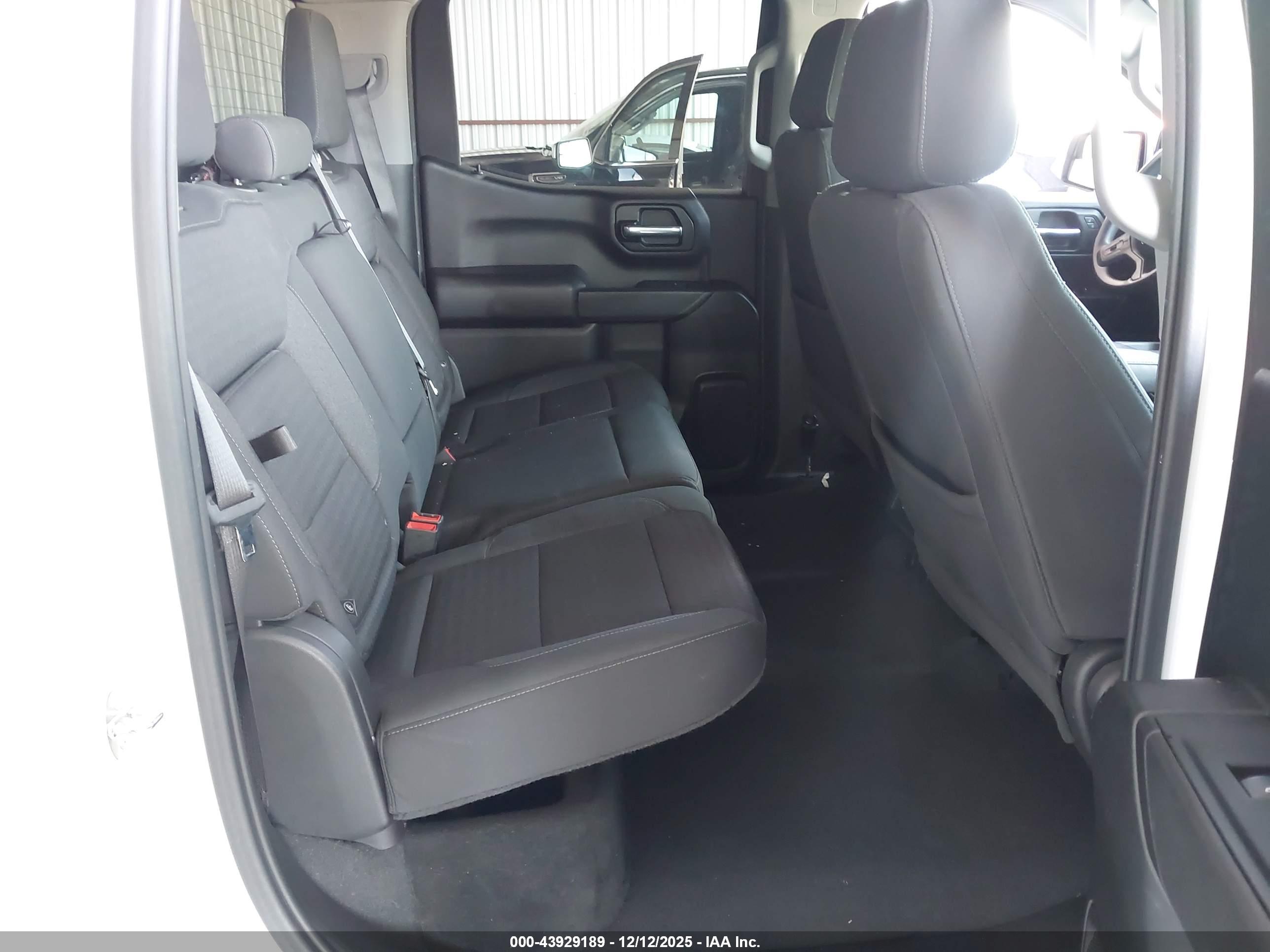 CHEVROLET SILVERADO image 8