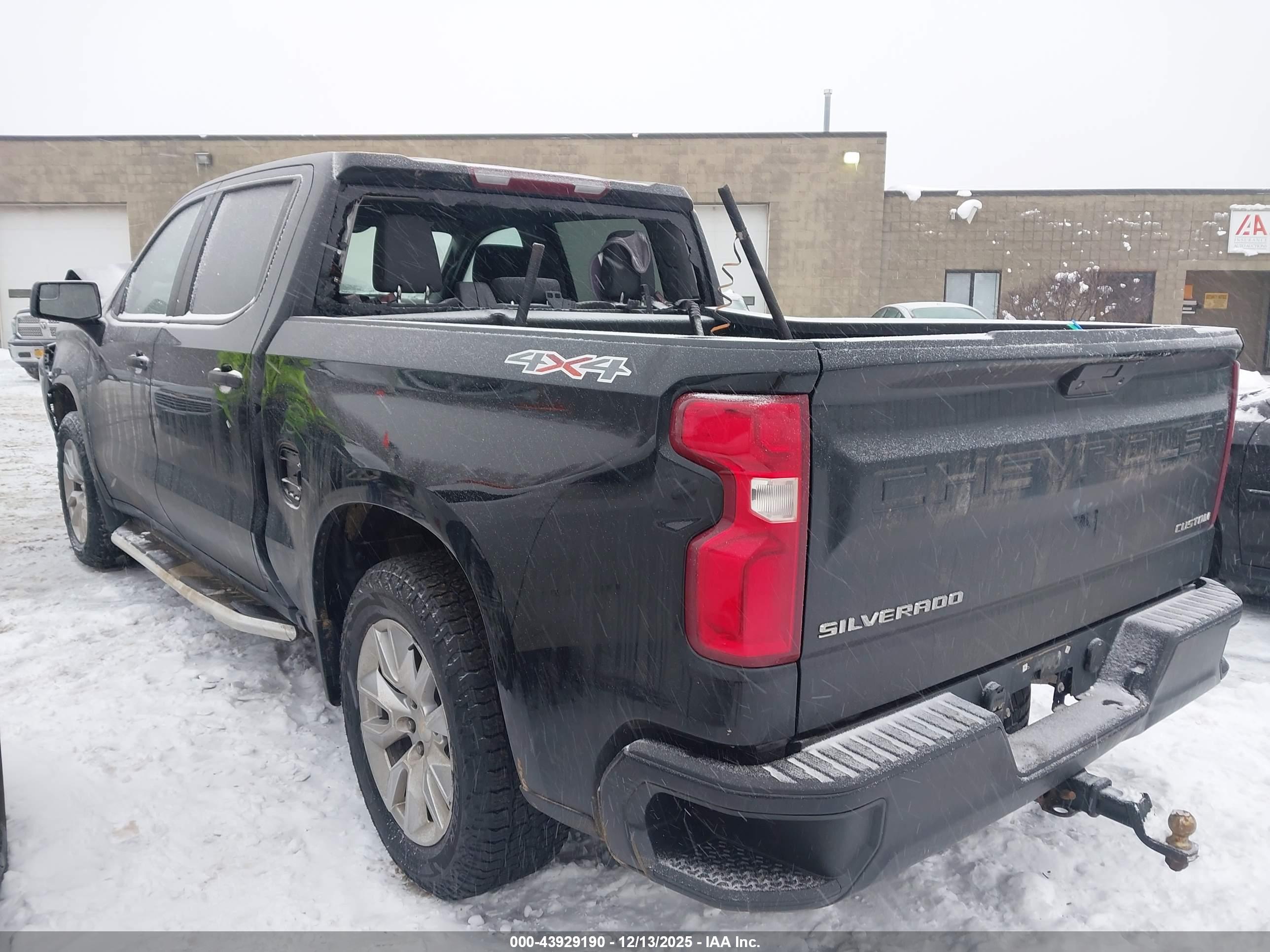 CHEVROLET SILVERADO image 3