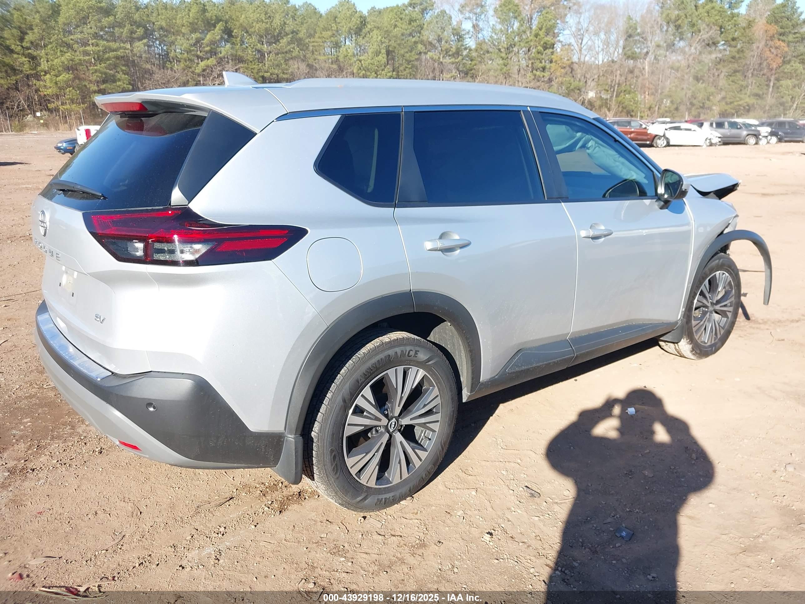 NISSAN ROGUE image 4