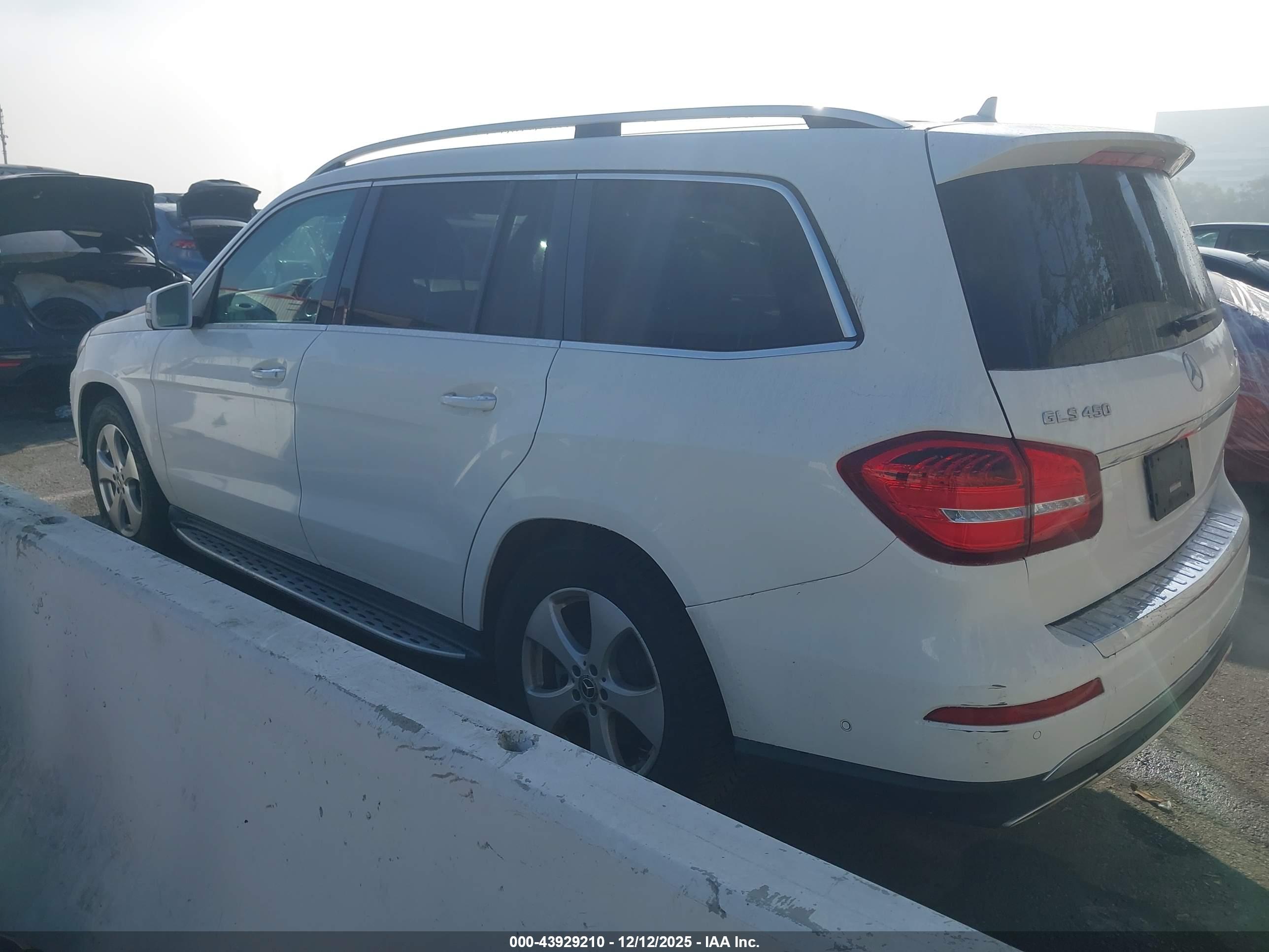 MERCEDES-BENZ GLS image 3