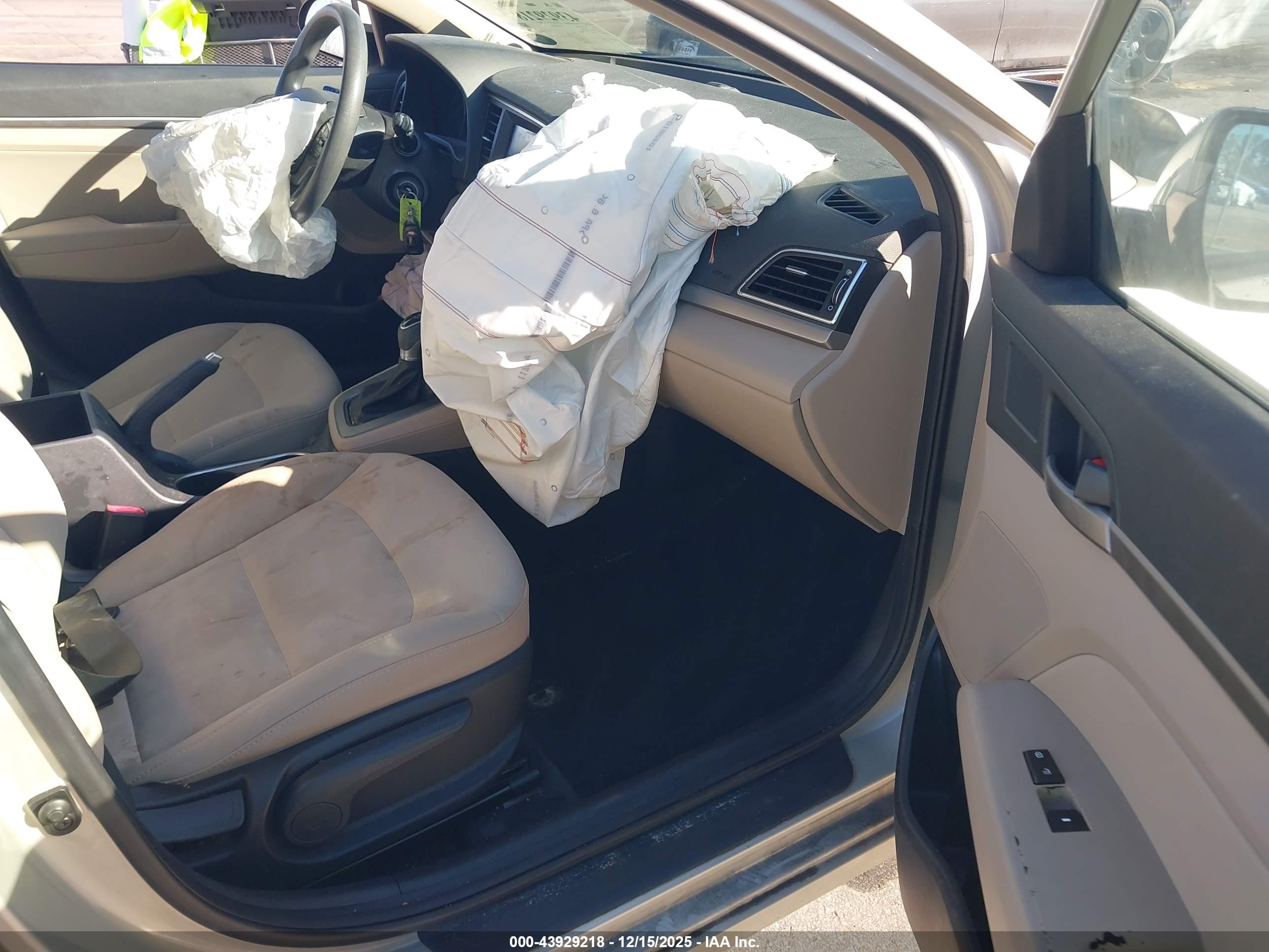 HYUNDAI ELANTRA image 5