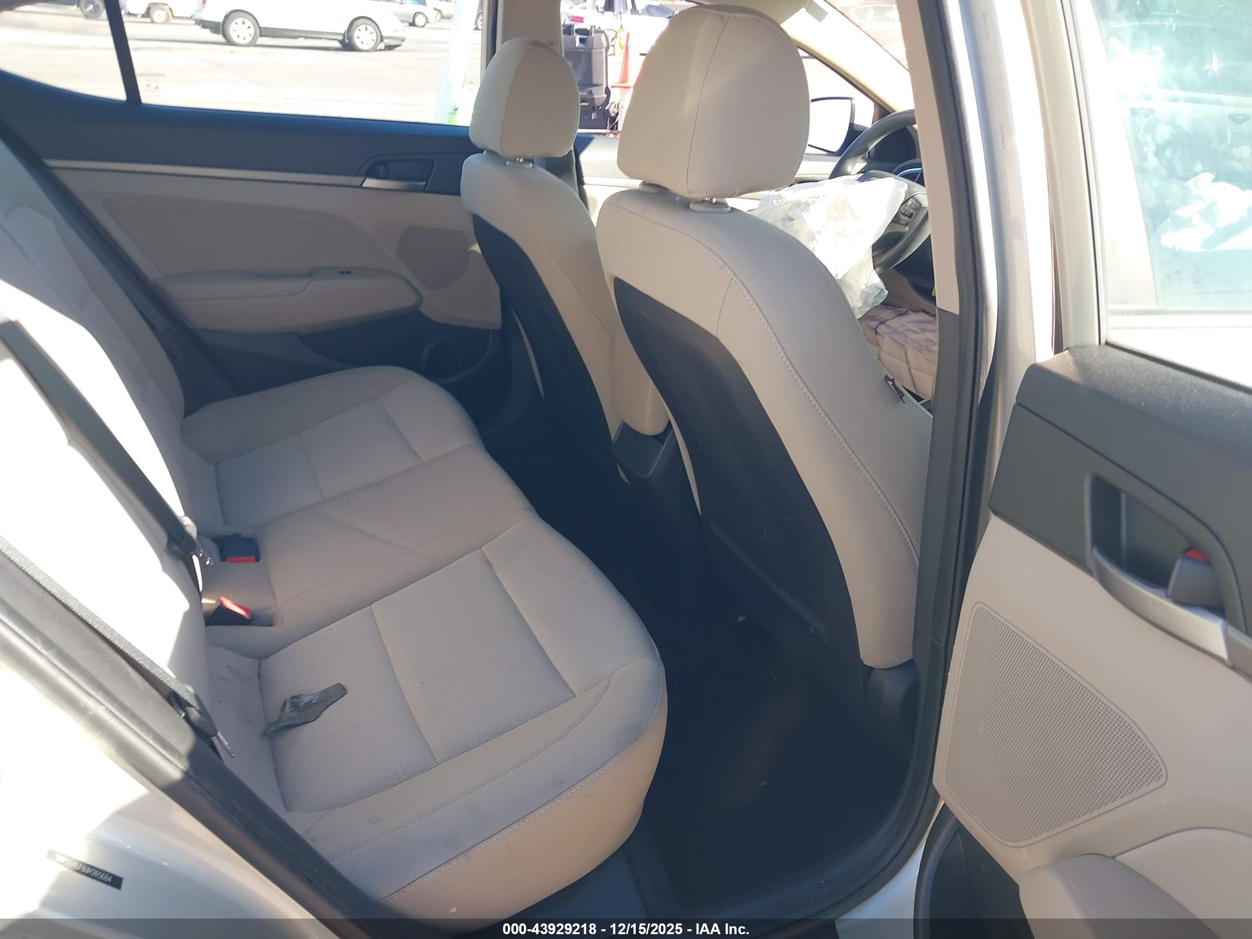HYUNDAI ELANTRA image 8