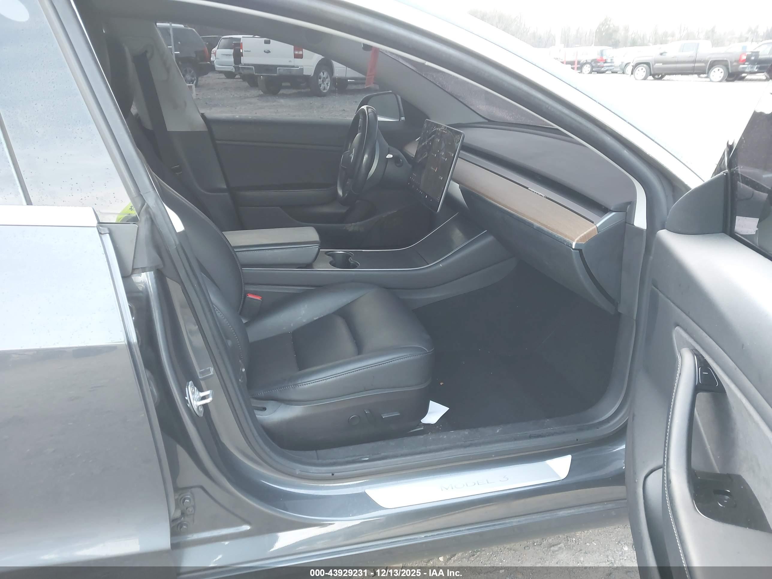 TESLA MODEL image 5