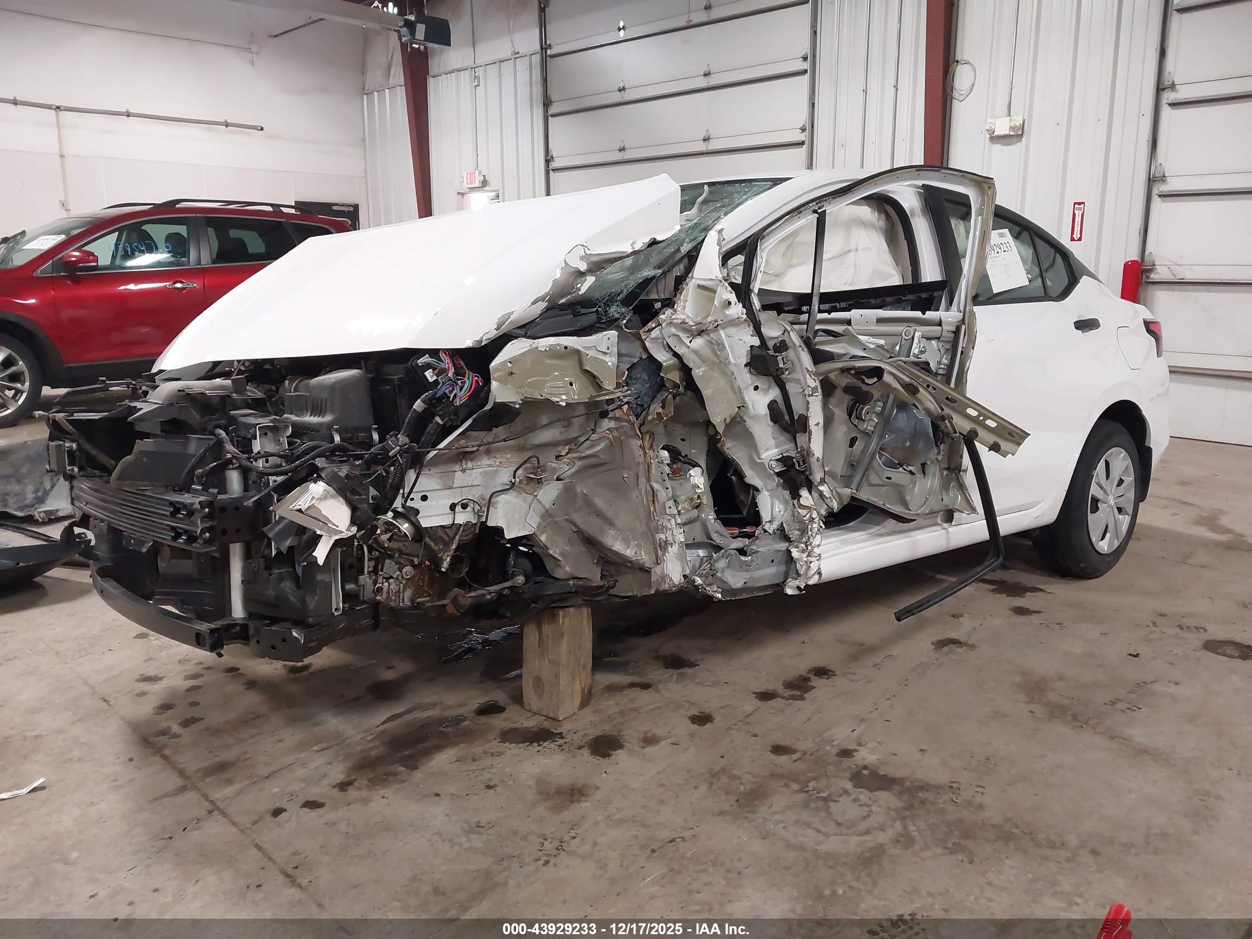 NISSAN VERSA image 2