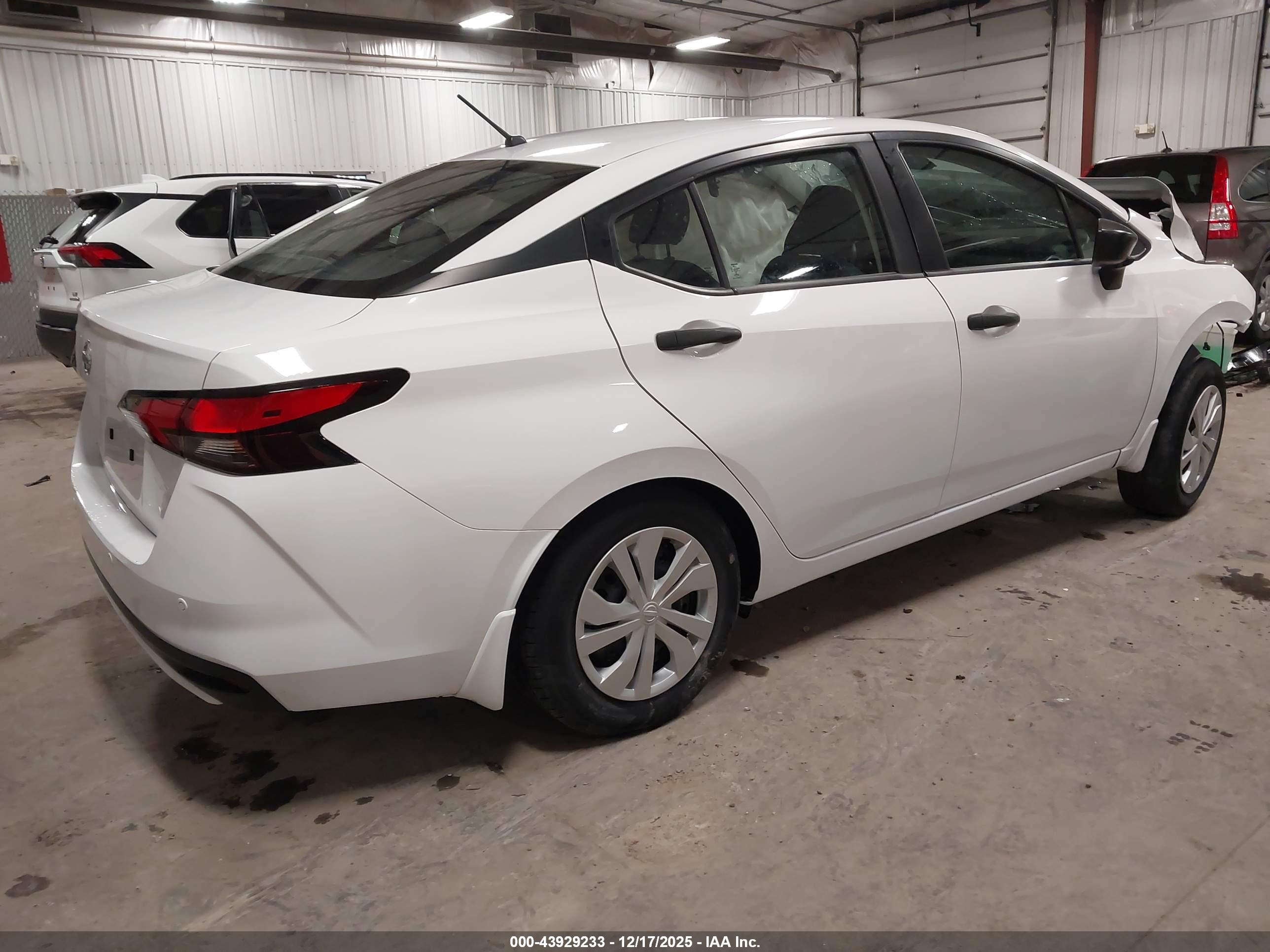 NISSAN VERSA image 4