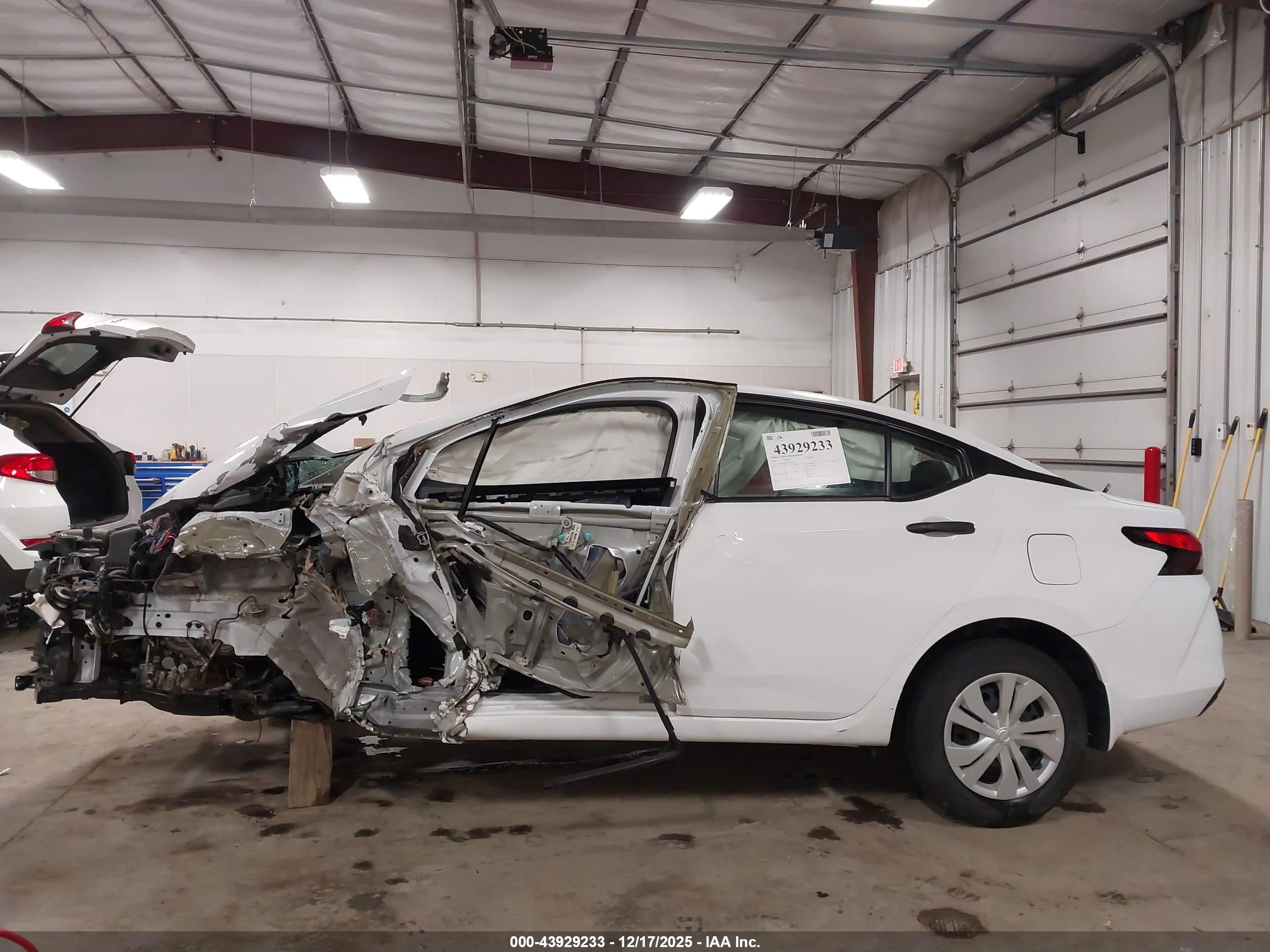 NISSAN VERSA image 6