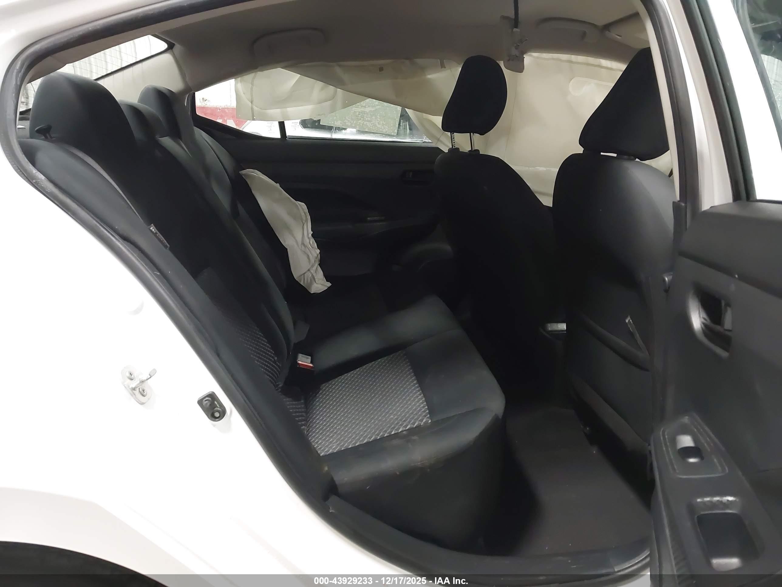 NISSAN VERSA image 8