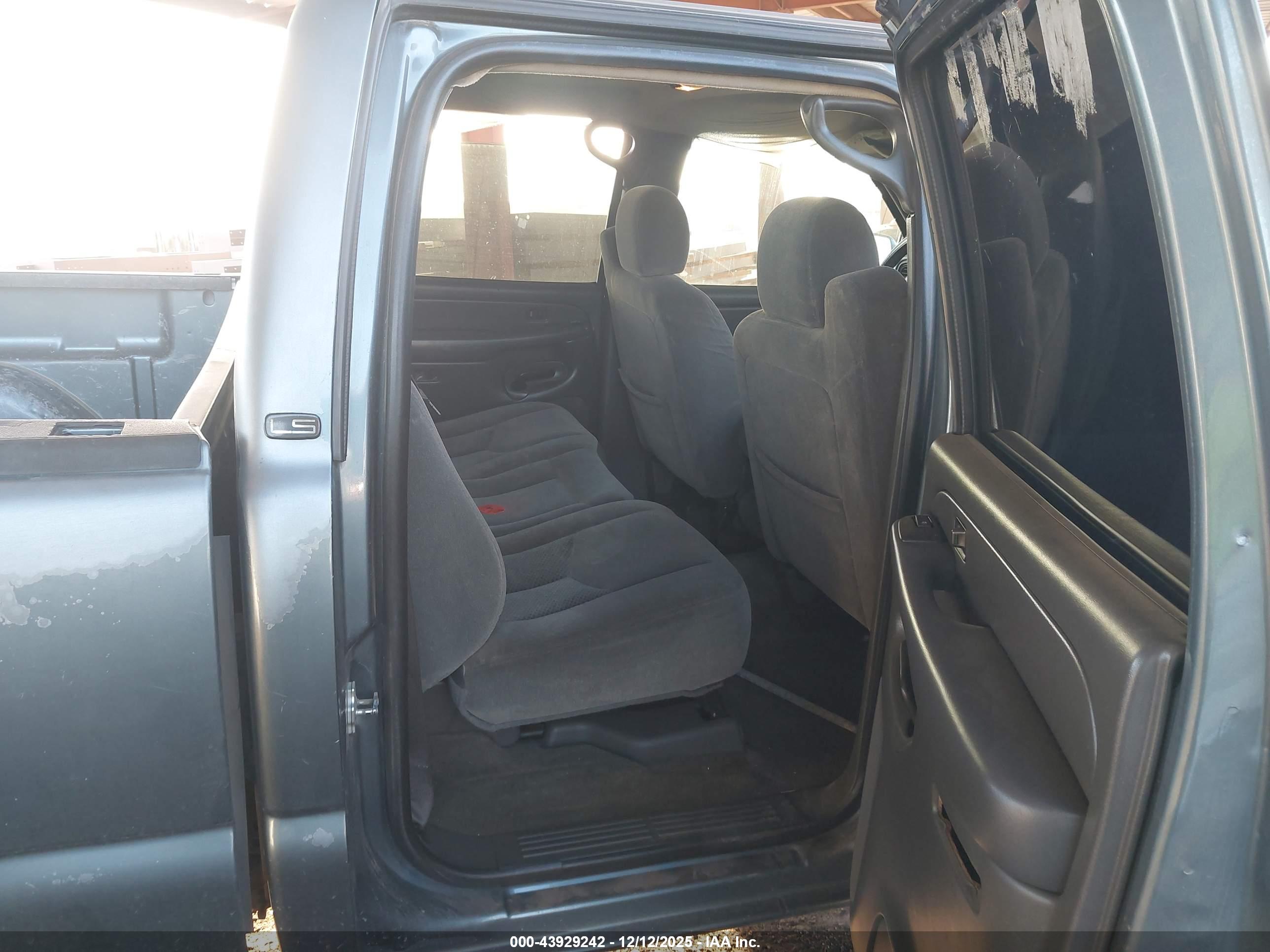 CHEVROLET SILVERADO image 8