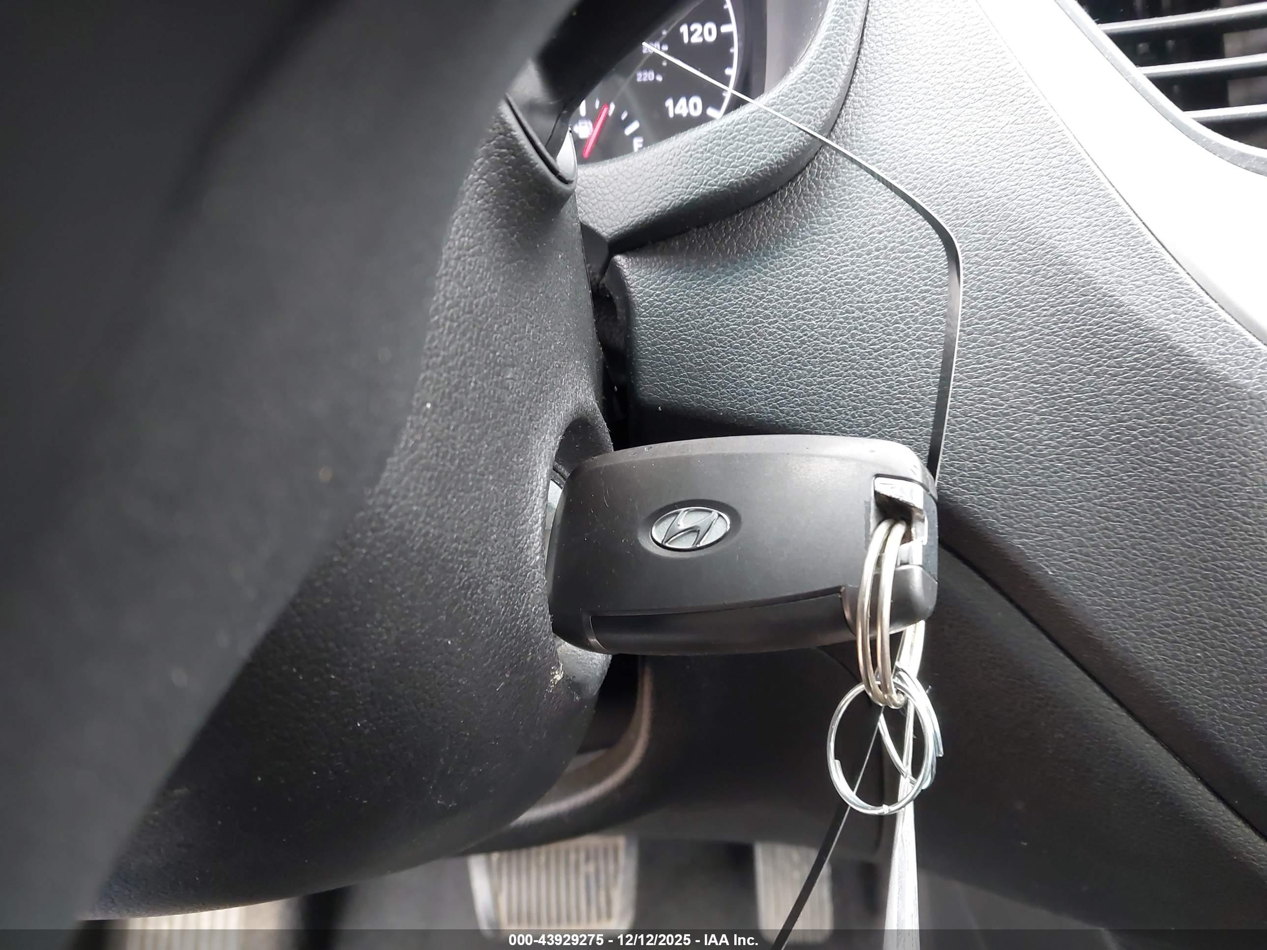 HYUNDAI ACCENT image 11