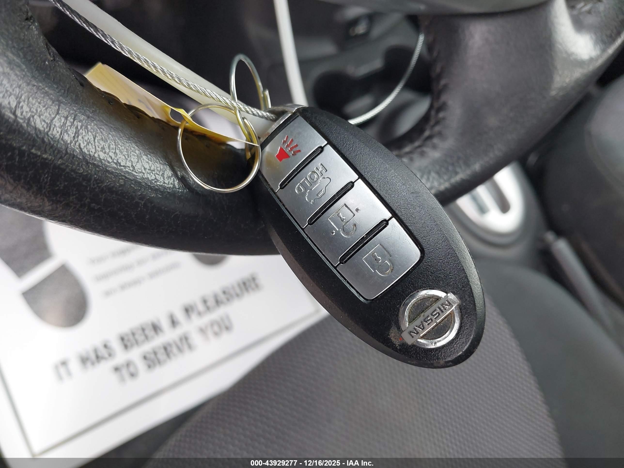 NISSAN VERSA image 11
