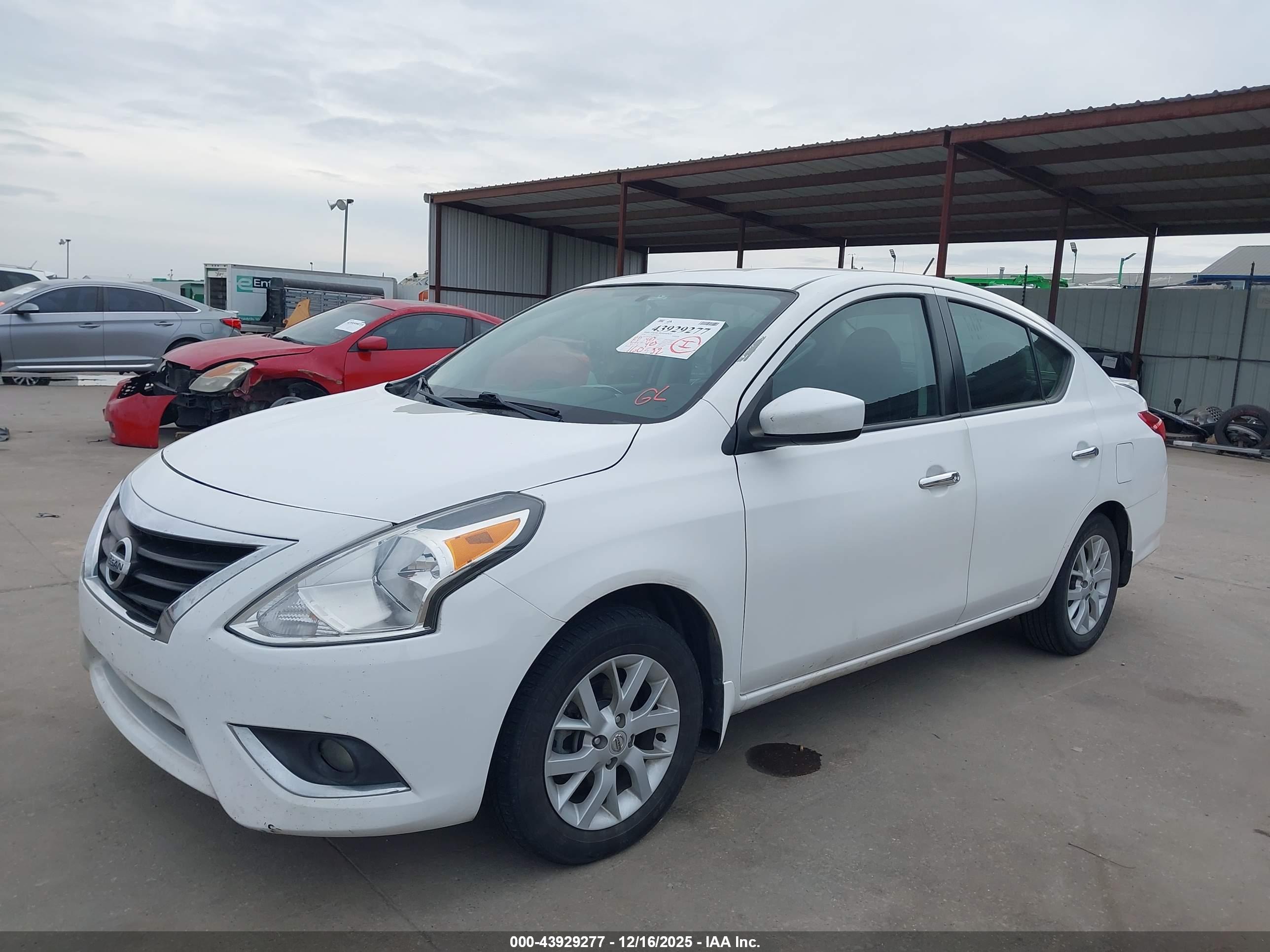 NISSAN VERSA image 2