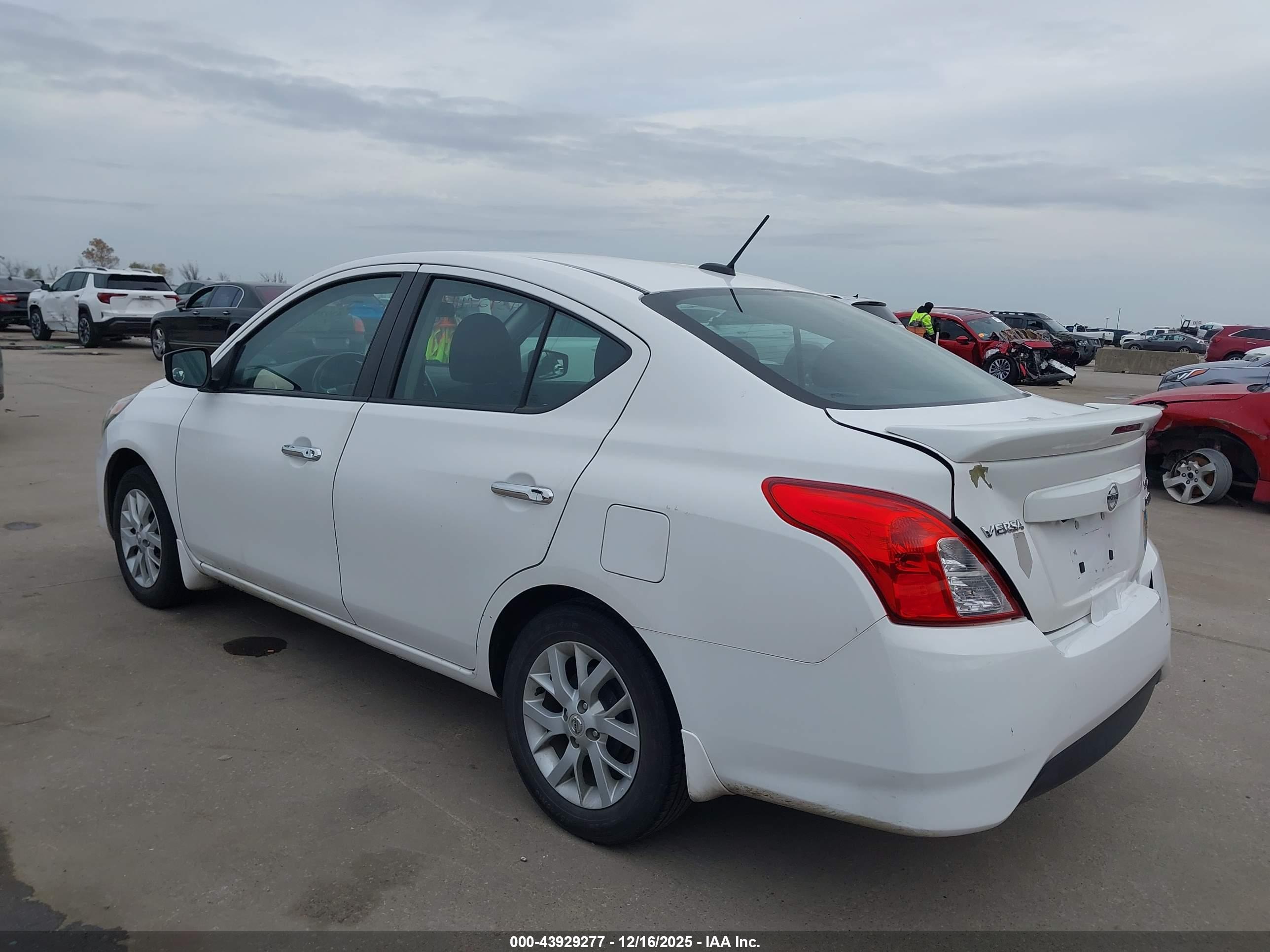 NISSAN VERSA image 3