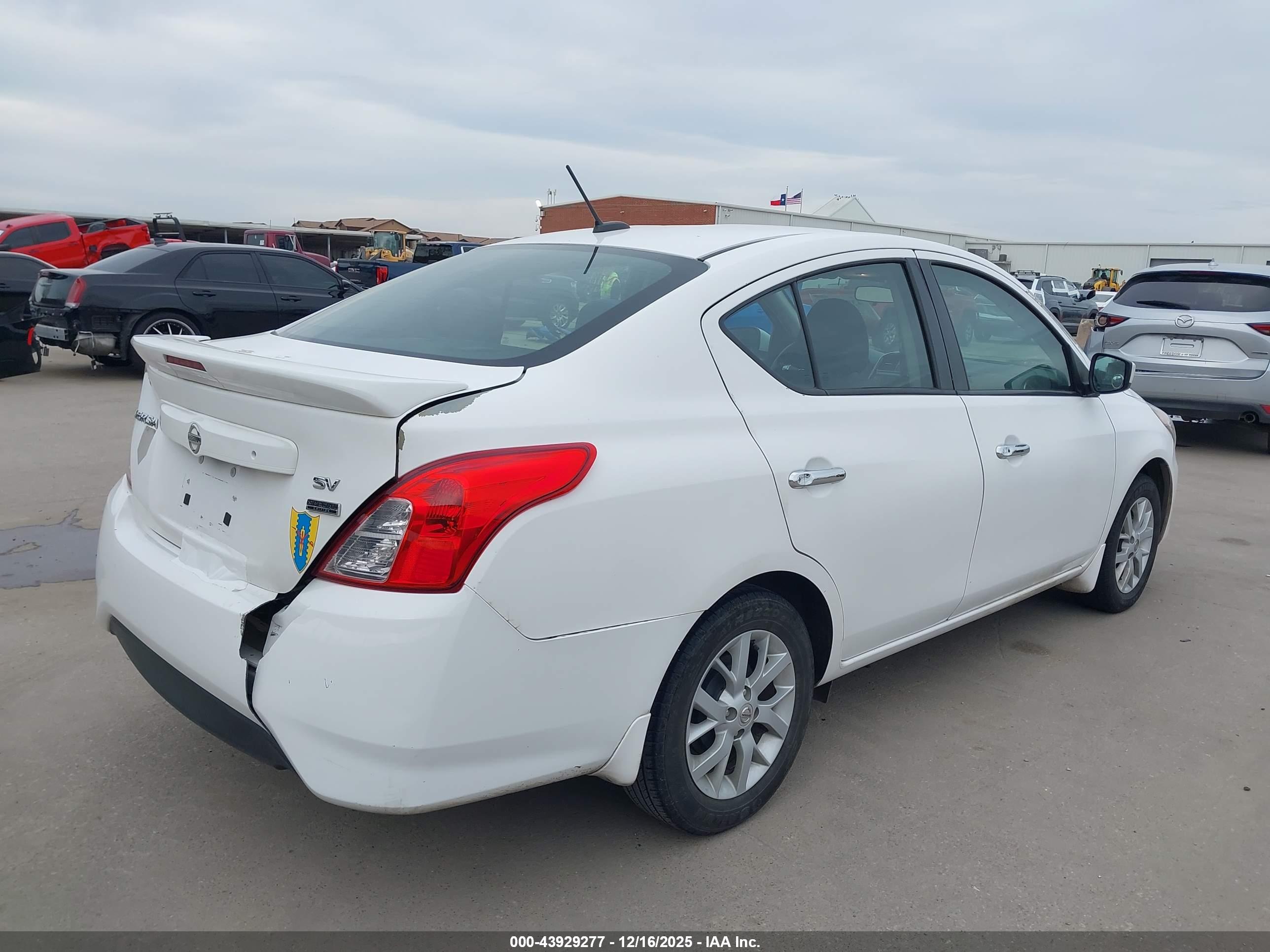 NISSAN VERSA image 4